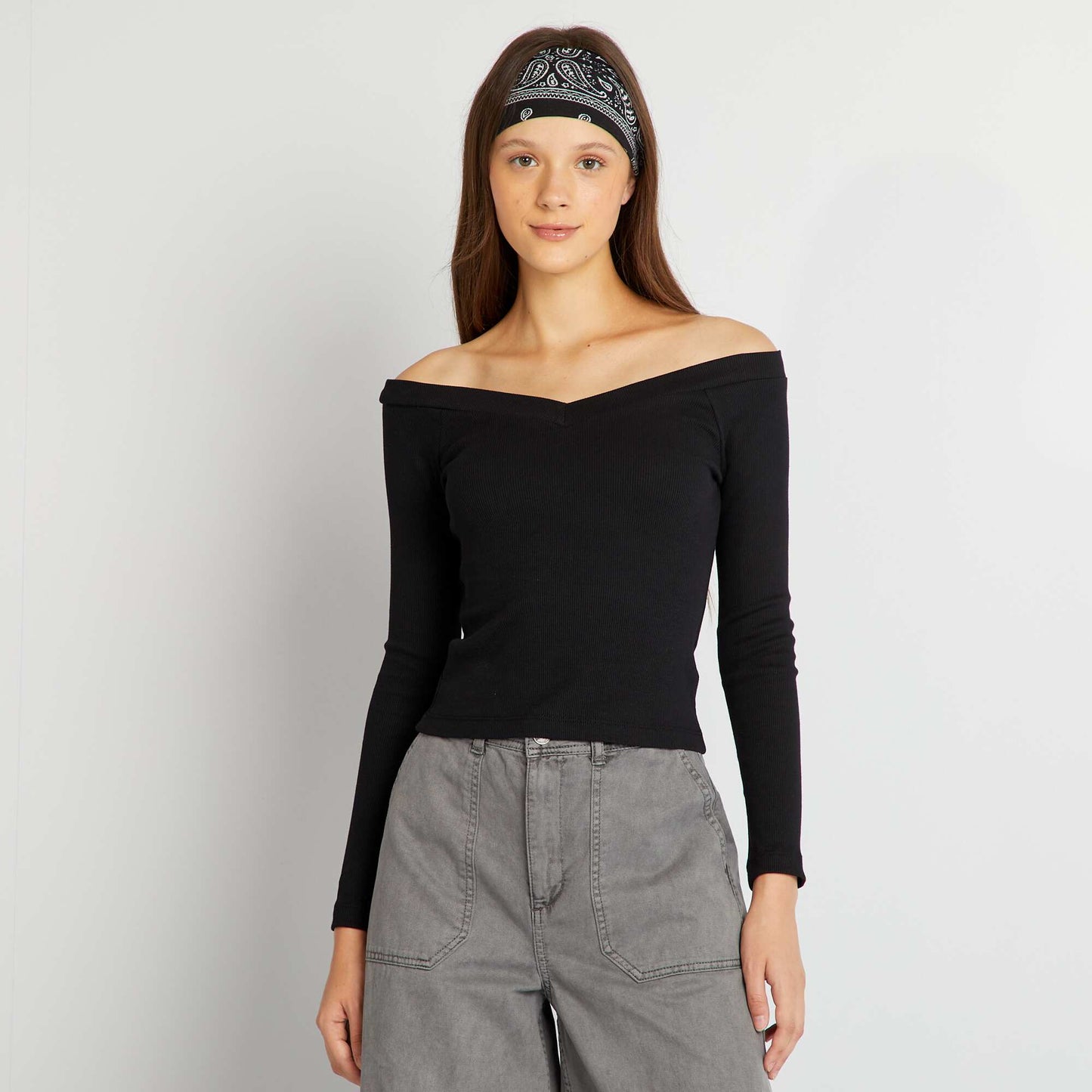 Camiseta de canalé con cuello de pico negro