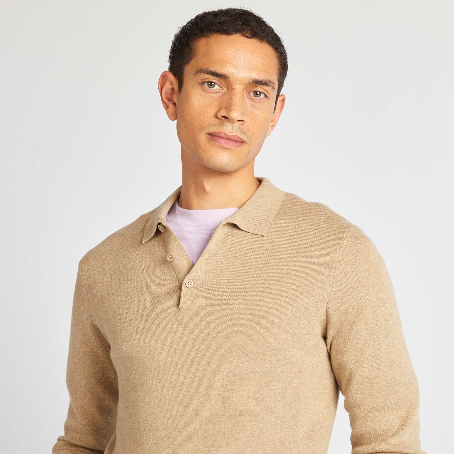 Sweater de punto fino con cuello de remera abotonado BEIGE
