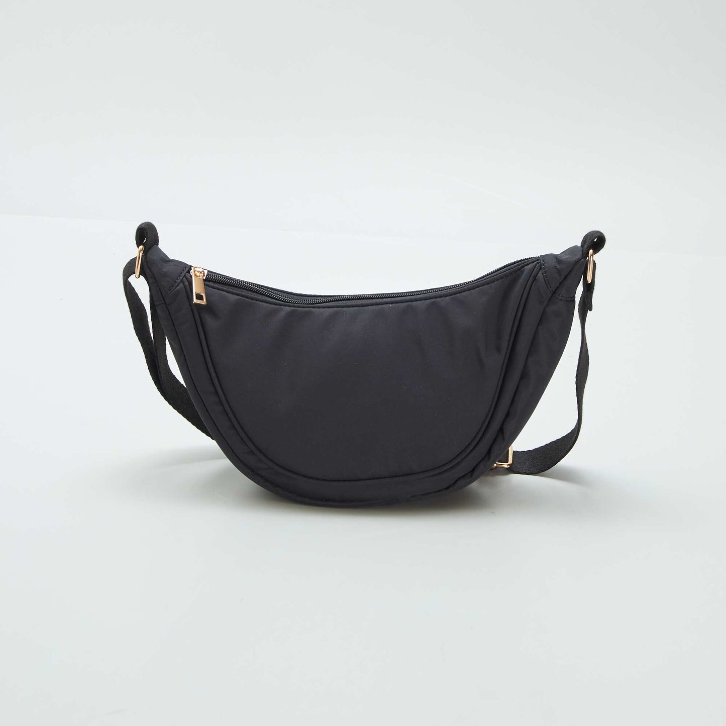 Bolso semicircular de nailon NEGRO