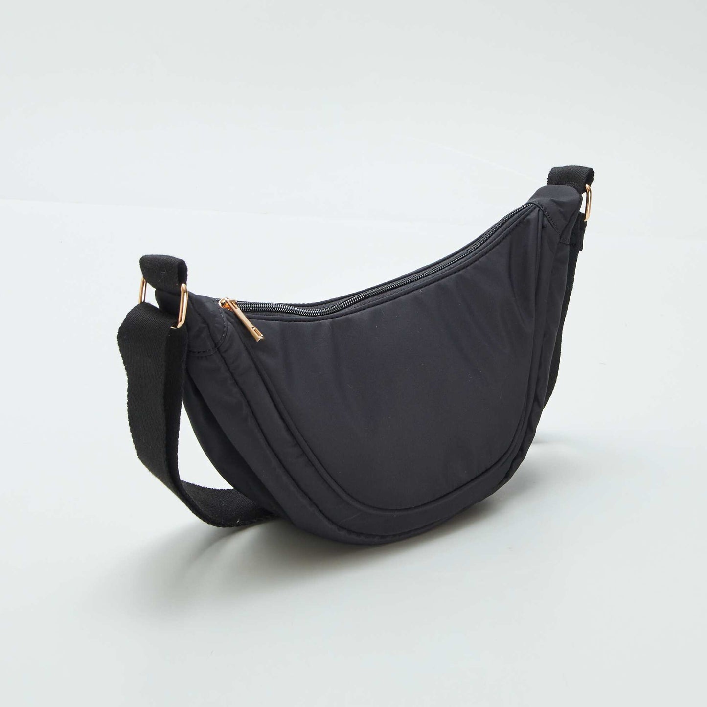 Bolso semicircular de nailon NEGRO