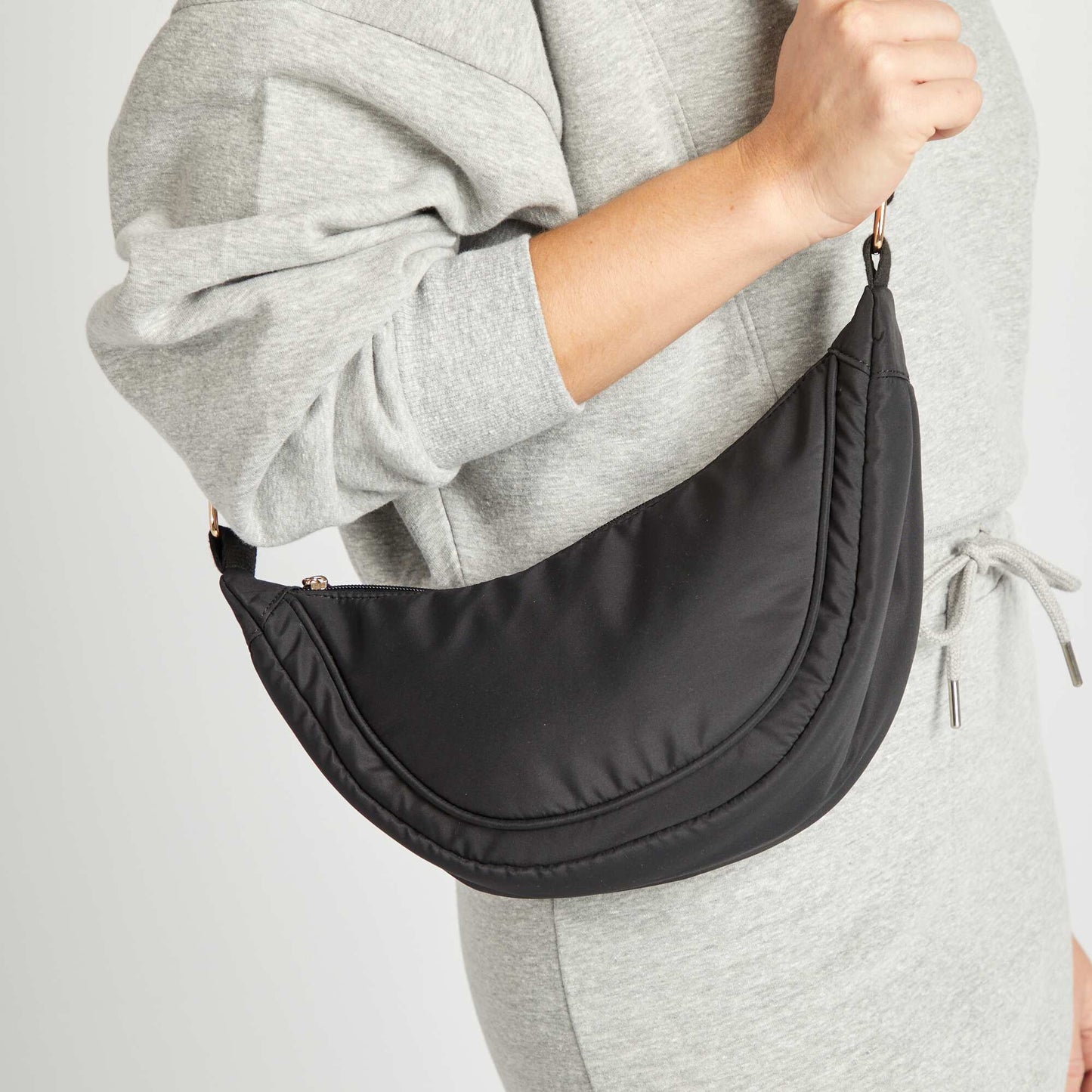 Bolso semicircular de nailon NEGRO