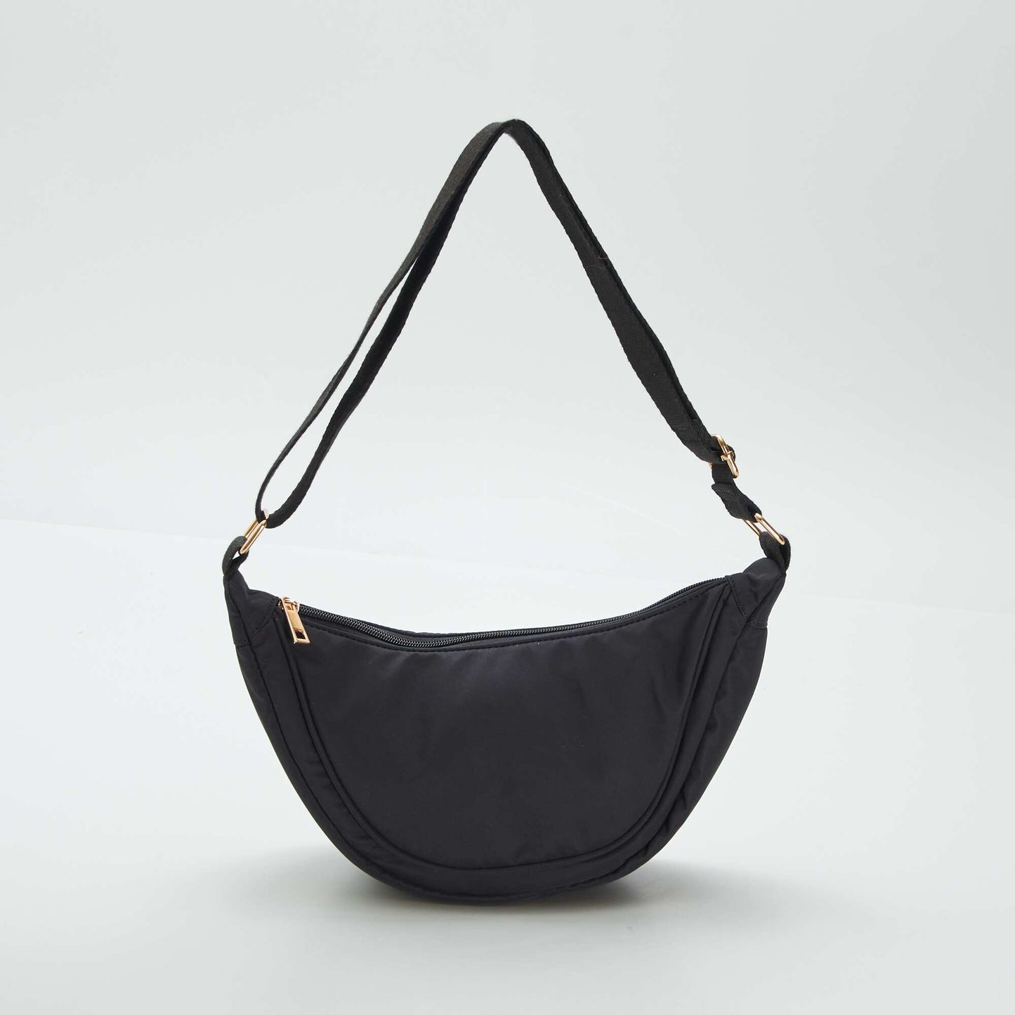 Bolso semicircular de nailon NEGRO