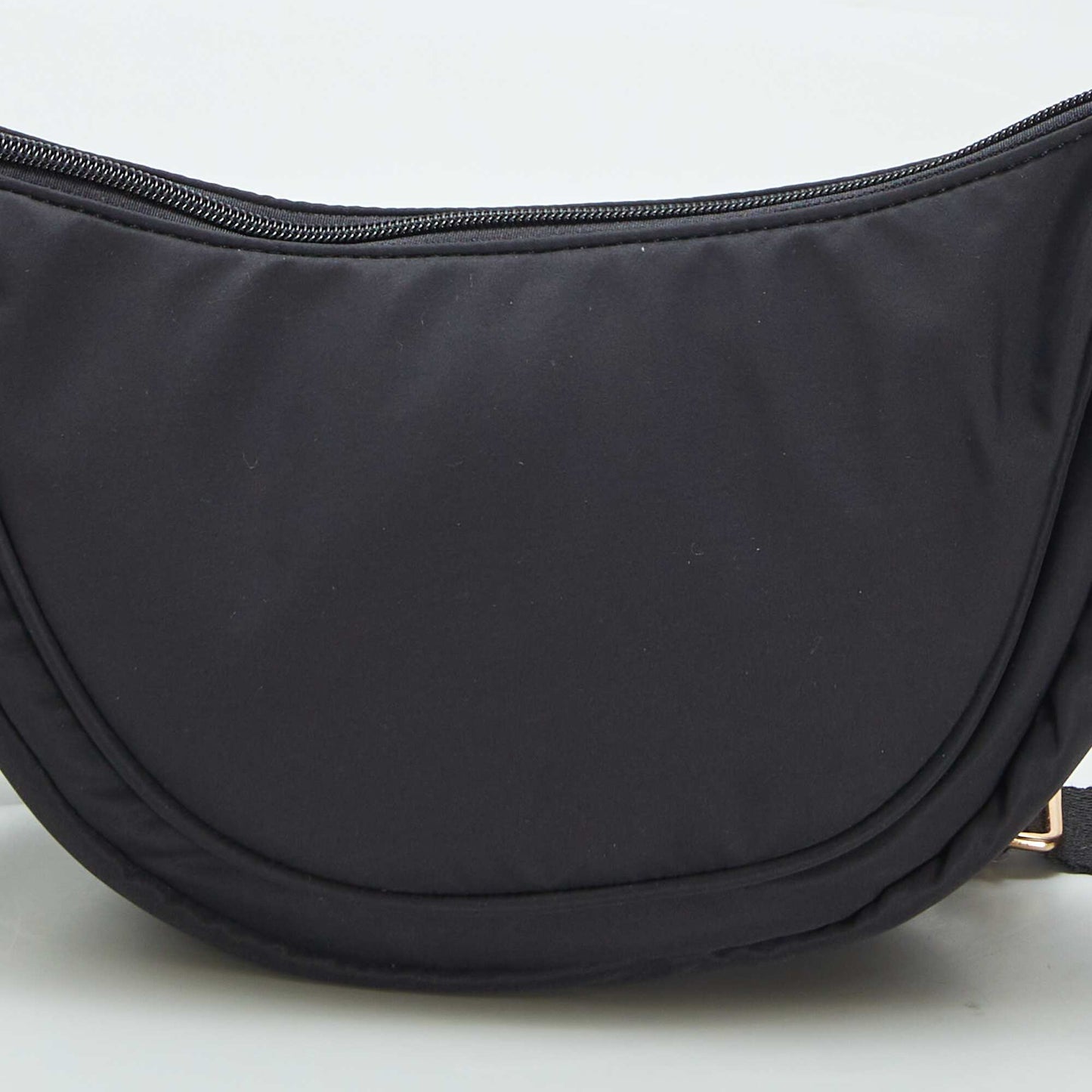 Bolso semicircular de nailon NEGRO