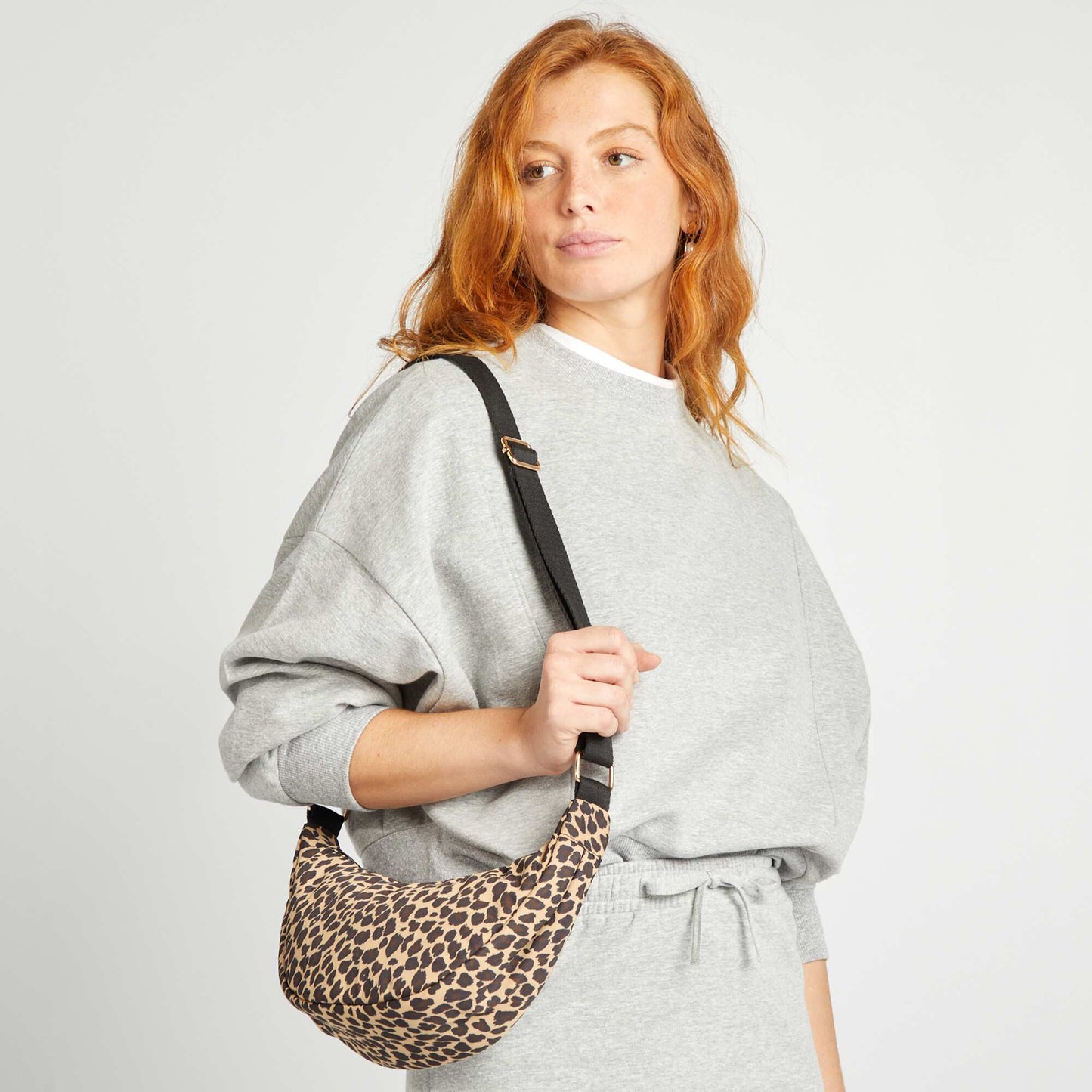 Bolso semicircular de nailon MARRON