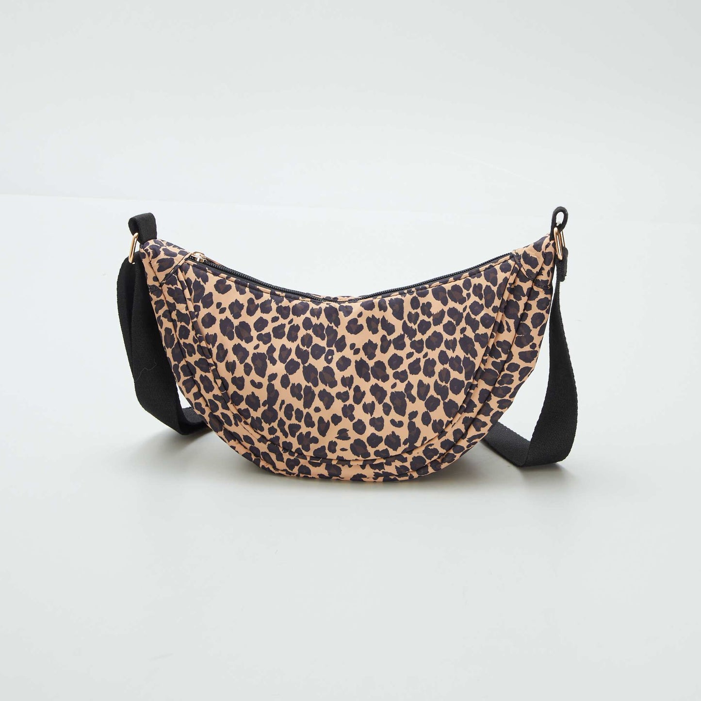 Bolso semicircular de nailon MARRON