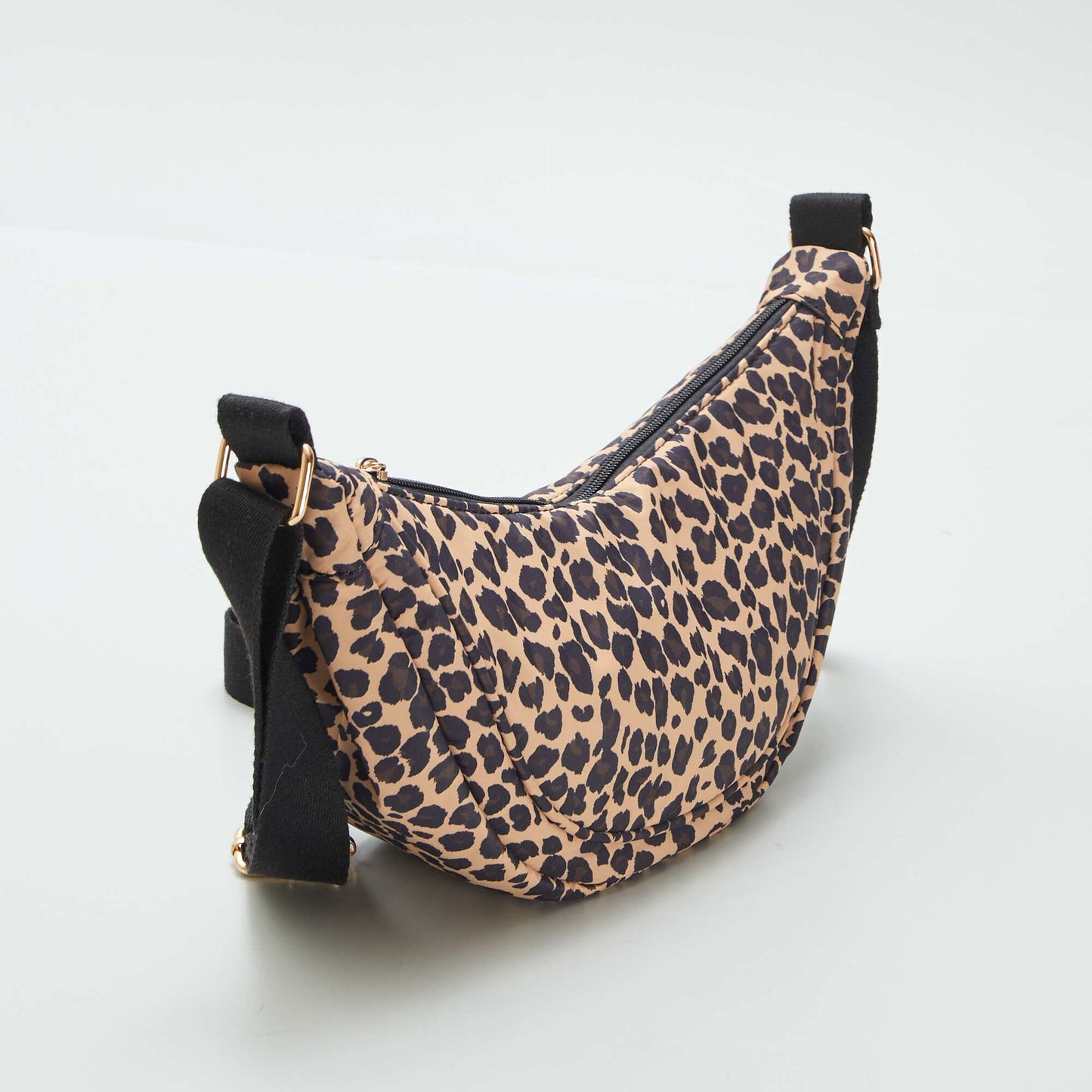 Bolso semicircular de nailon MARRON