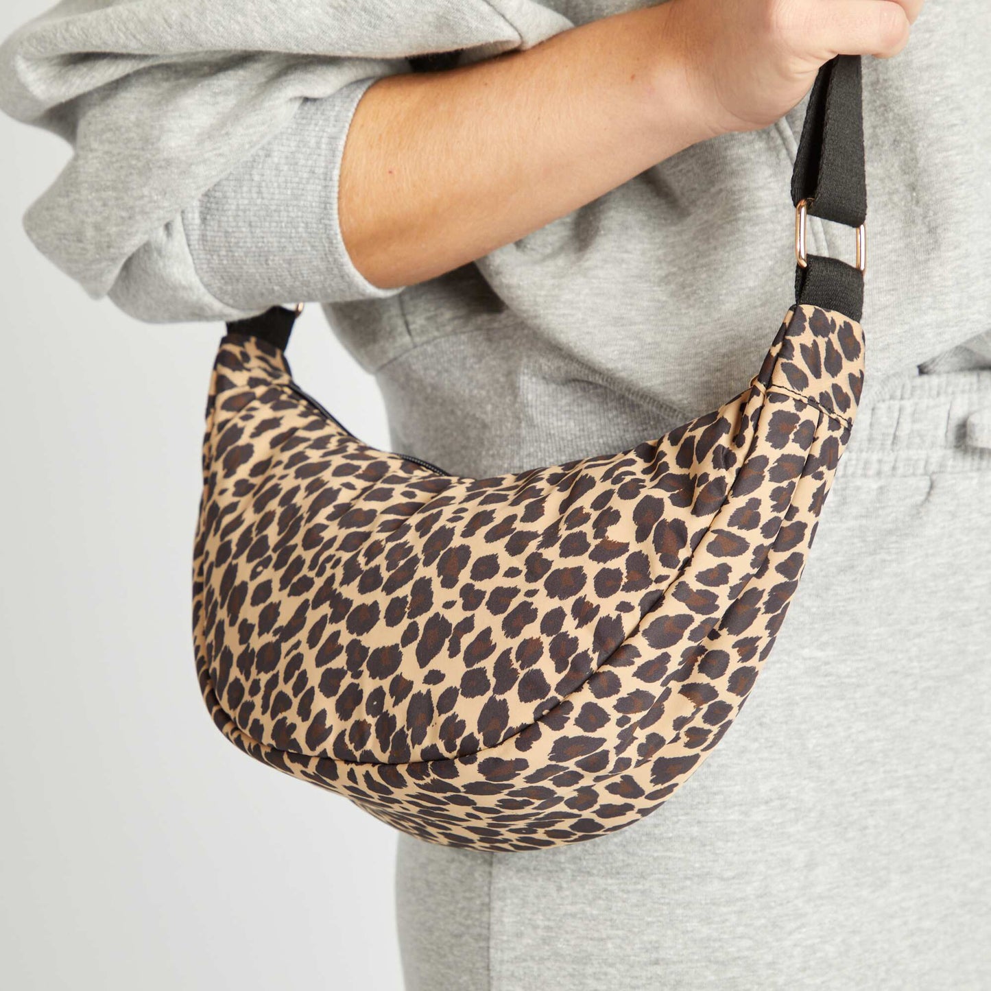 Bolso semicircular de nailon MARRON