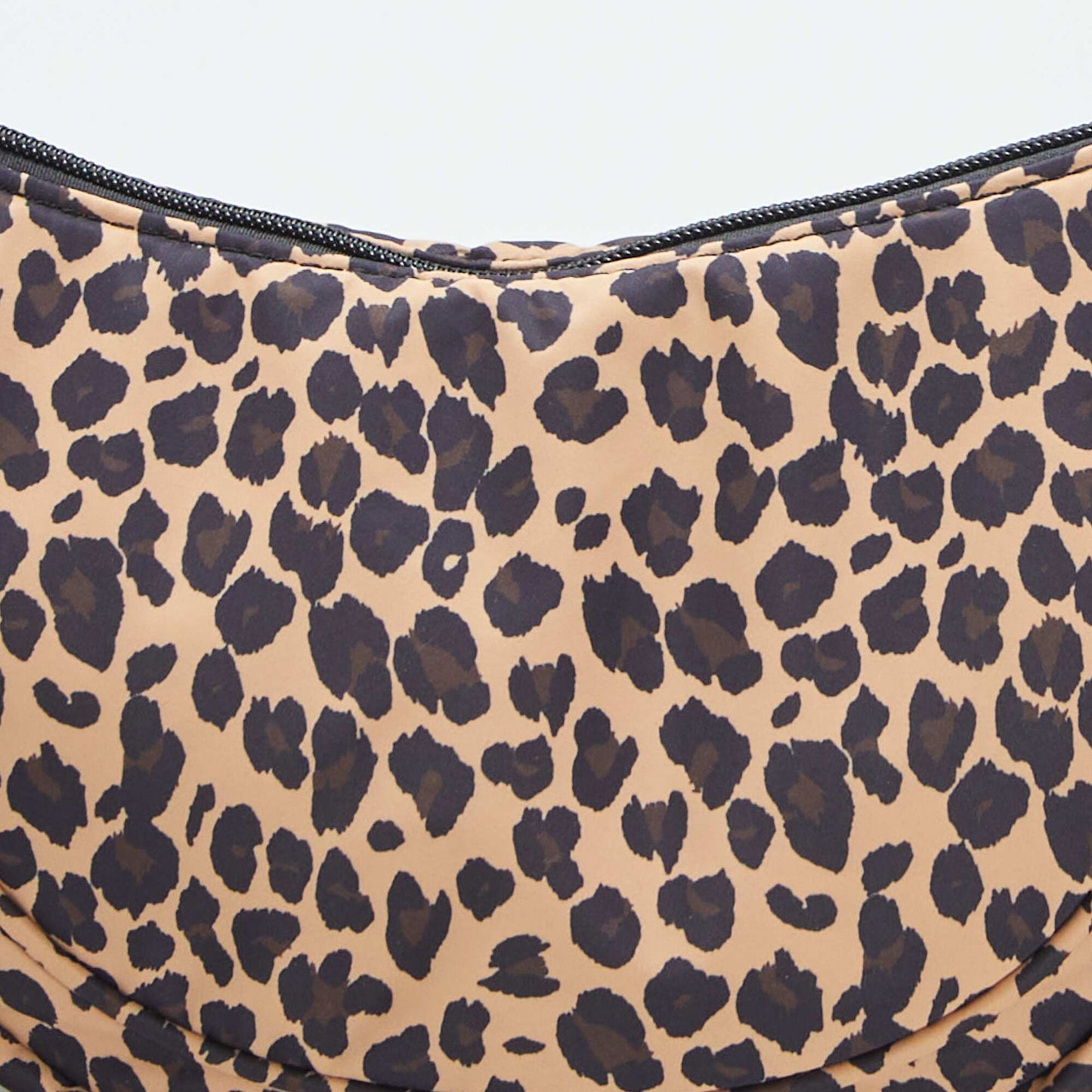 Bolso semicircular de nailon MARRON