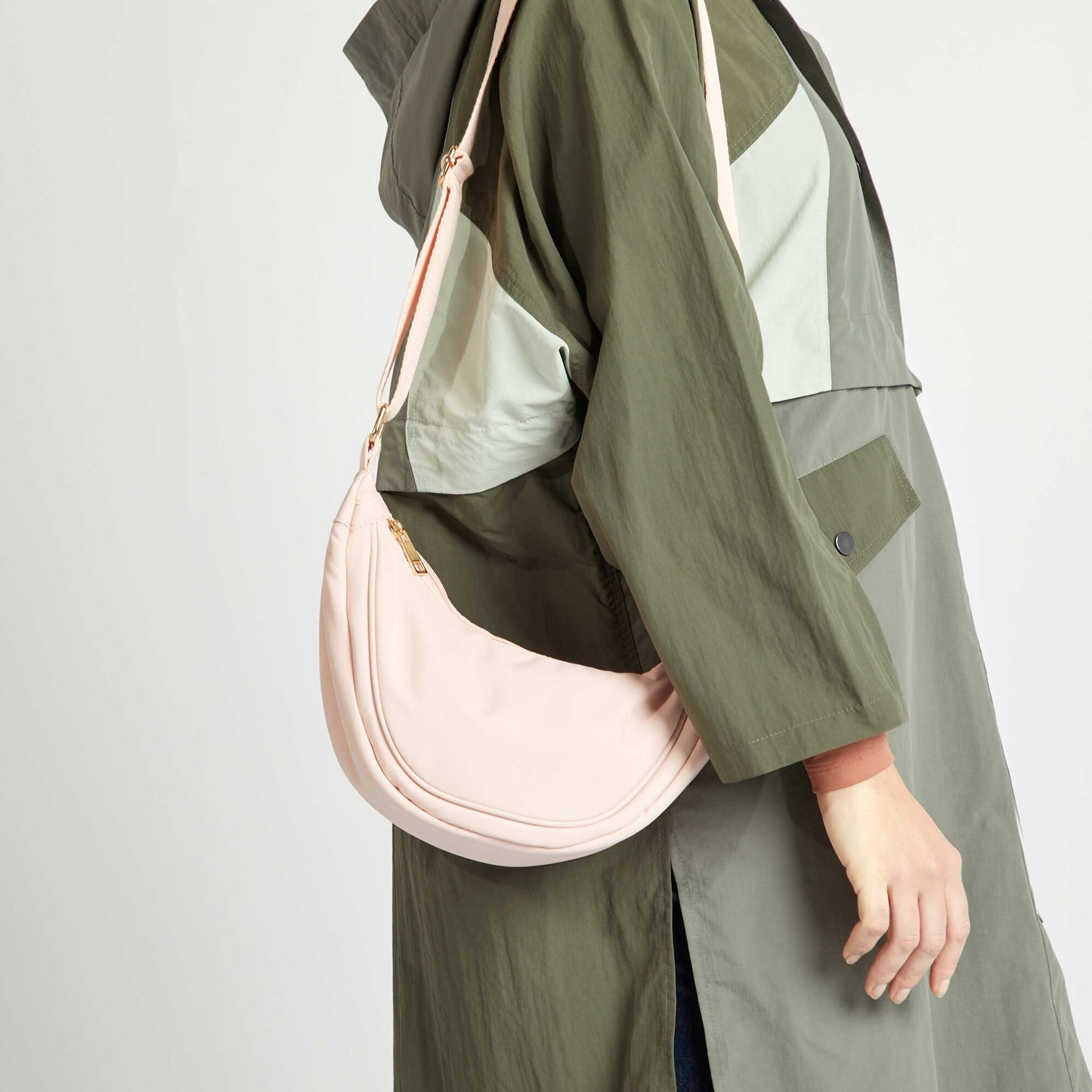 Bolso semicircular de nailon ROSA