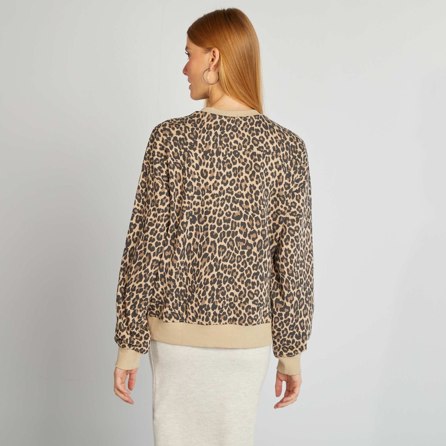 Buzo estampada con cuello redondo de animal print