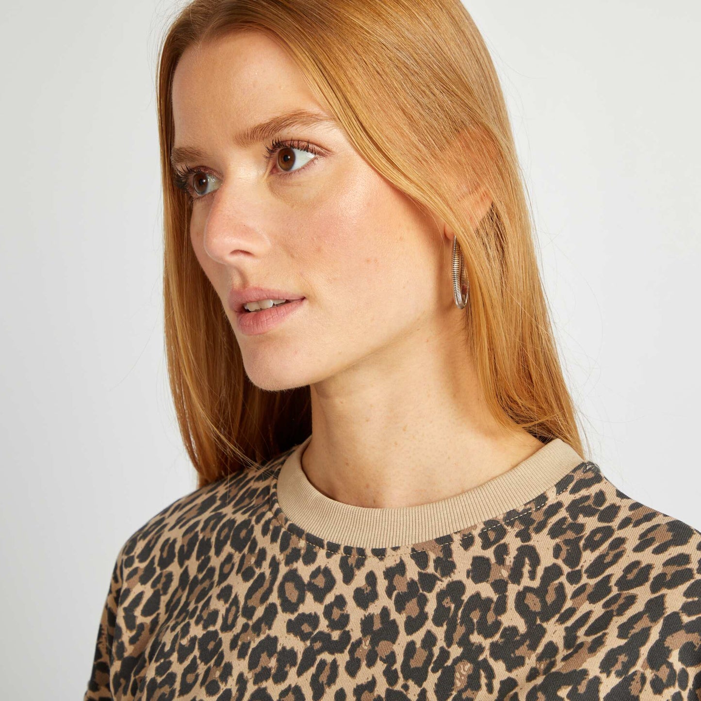 Buzo estampada con cuello redondo de animal print