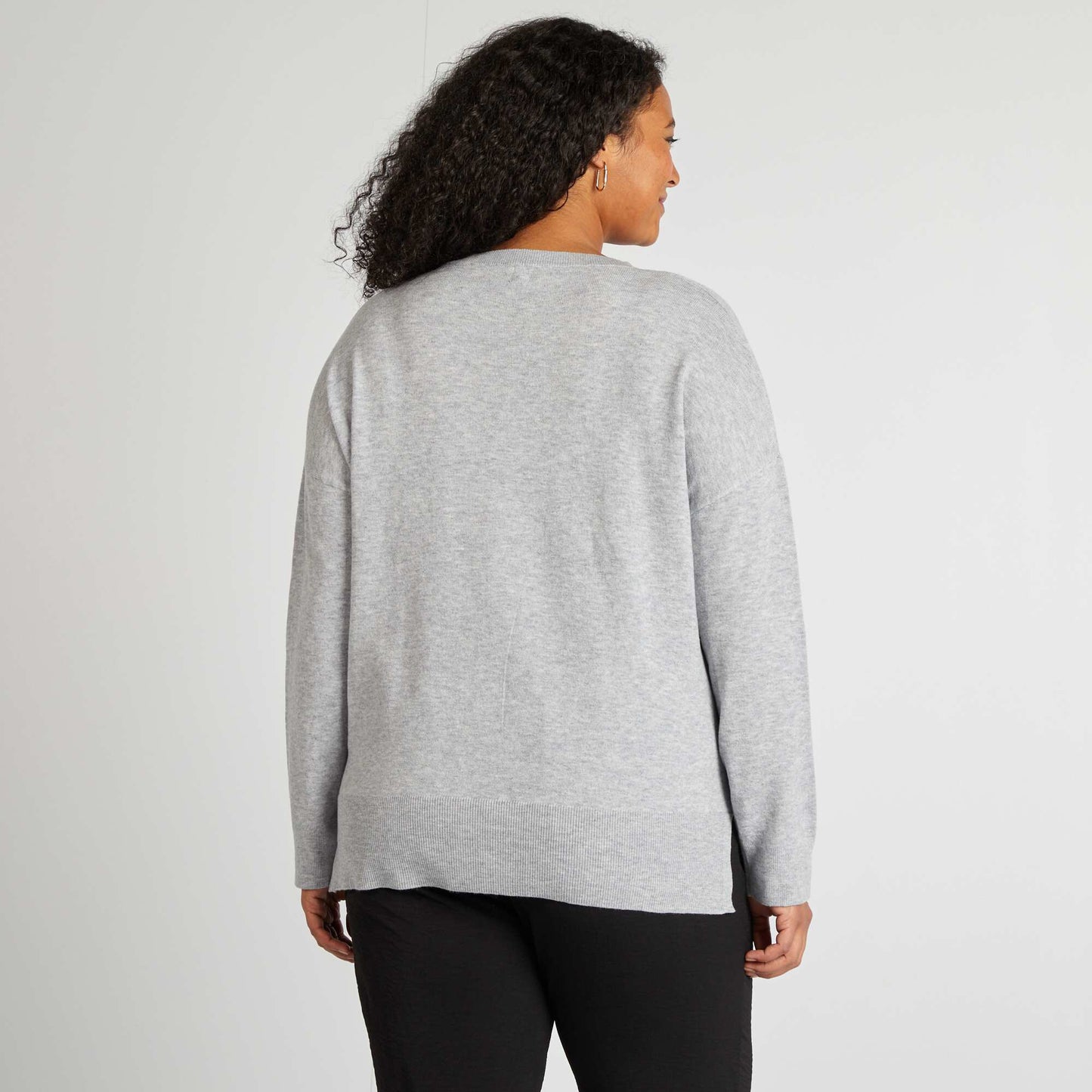 Sweater fino con cuello de pico GRIS