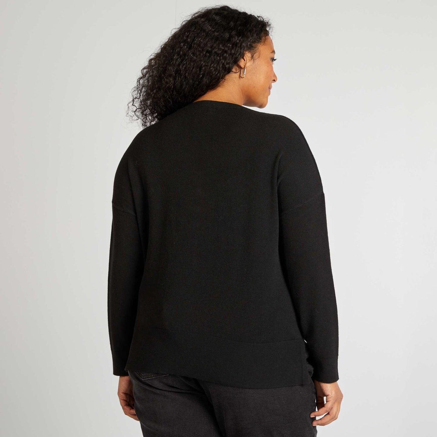 Sweater fino con cuello de pico NEGRO