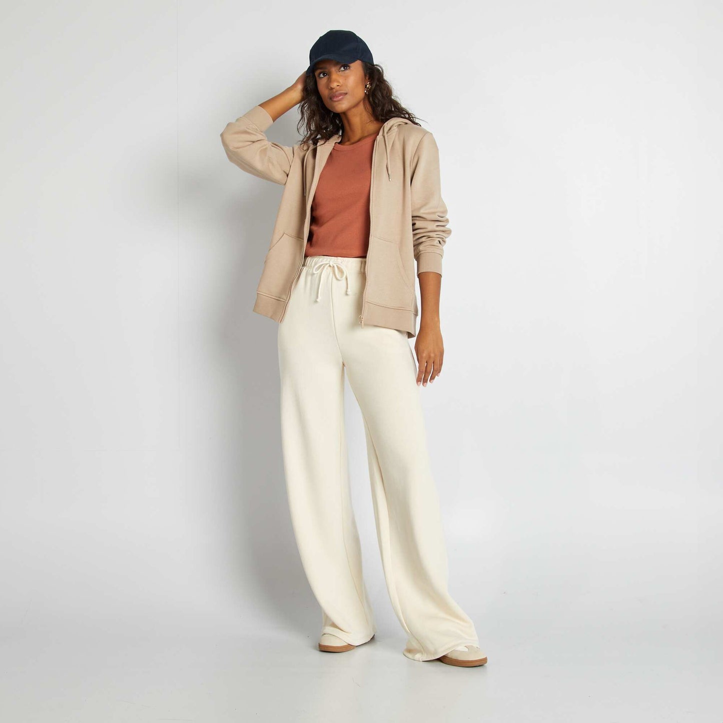 Buzo con cremallera y capucha BEIGE