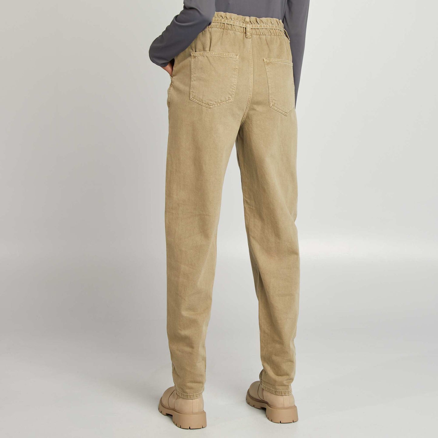 Pantalón de sarga con cinturón fino anudable VERDE