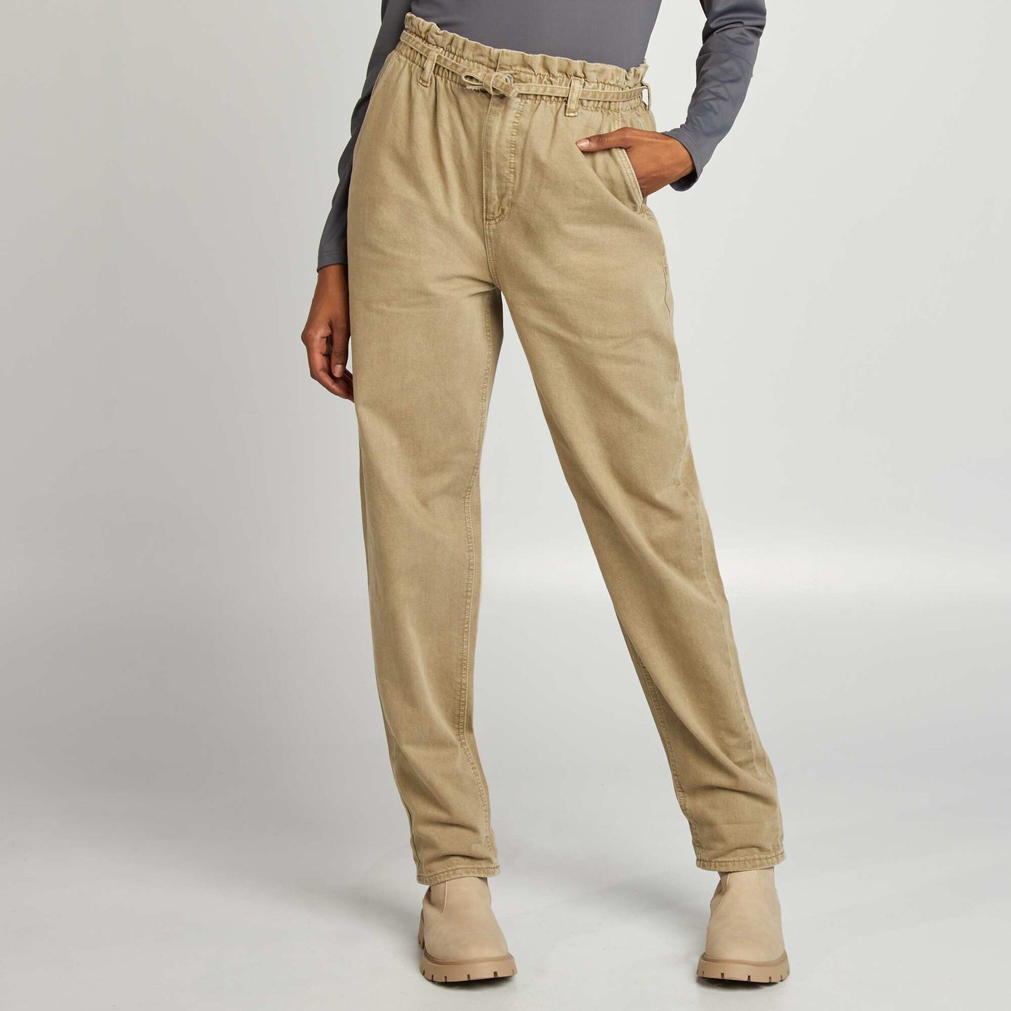 Pantalón de sarga con cinturón fino anudable VERDE