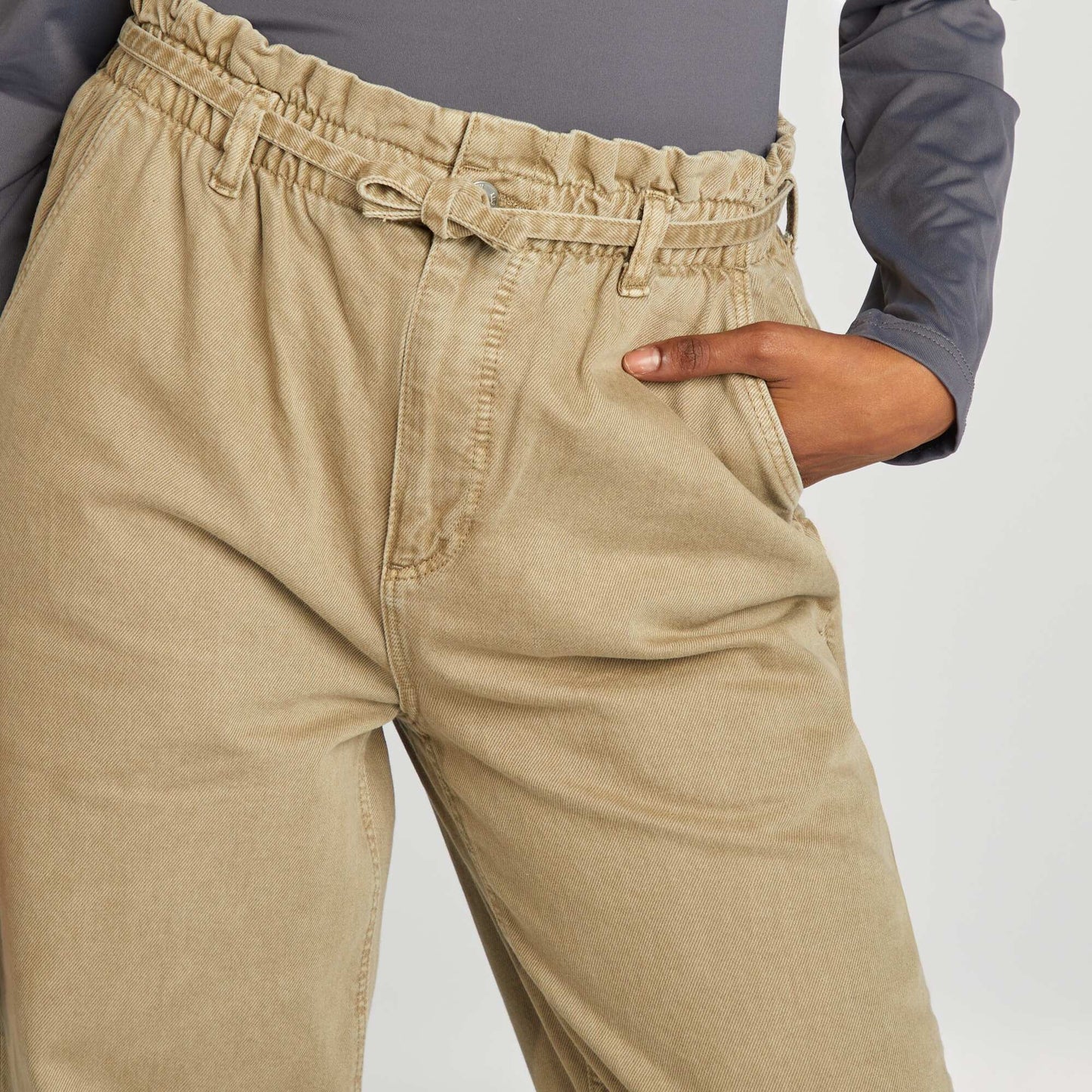 Pantalón de sarga con cinturón fino anudable VERDE