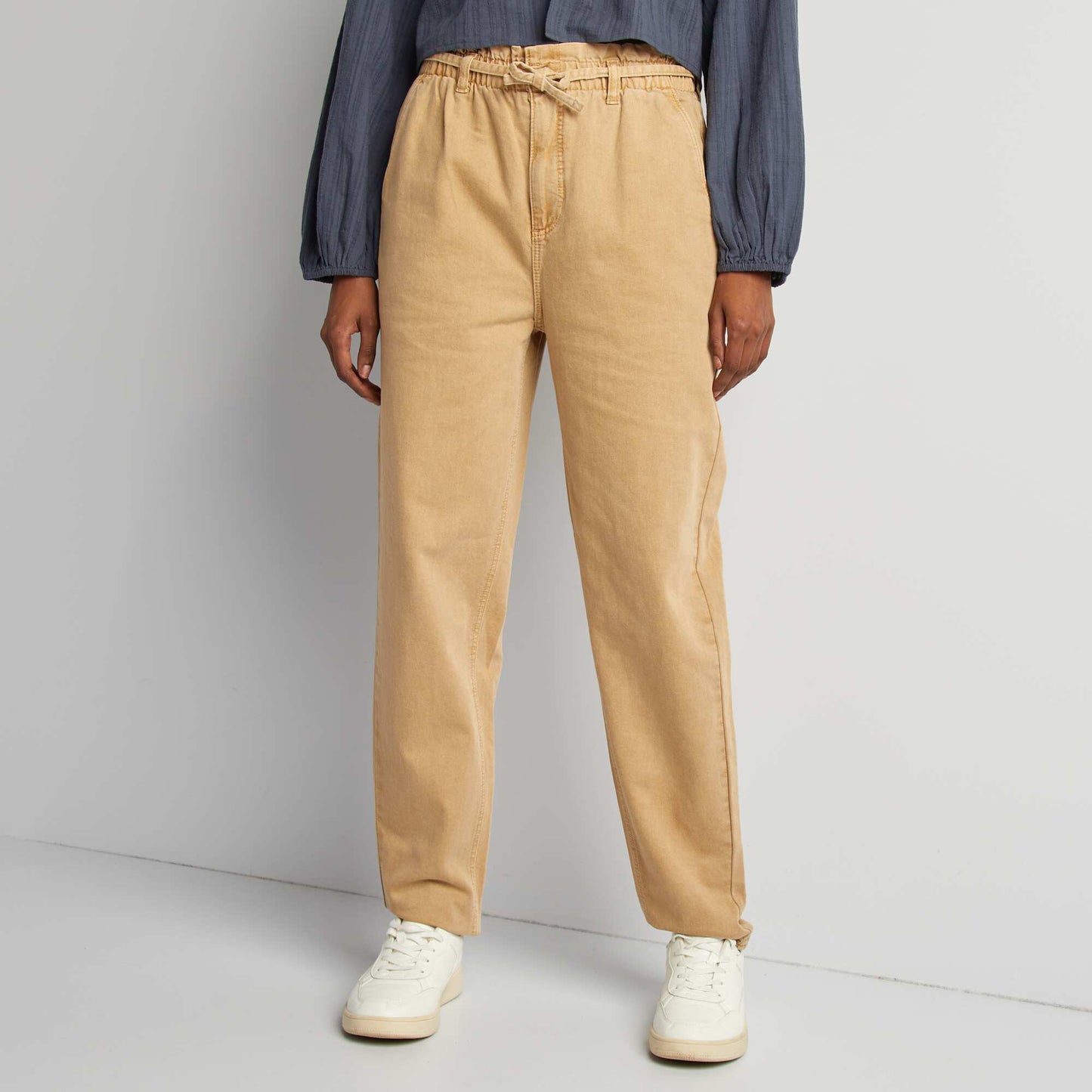 Pantalón de sarga con cinturón fino anudable BEIGE