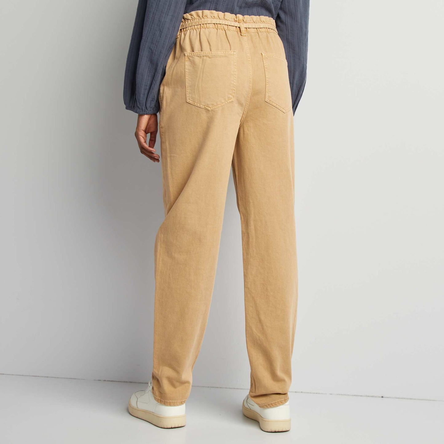 Pantalón de sarga con cinturón fino anudable BEIGE