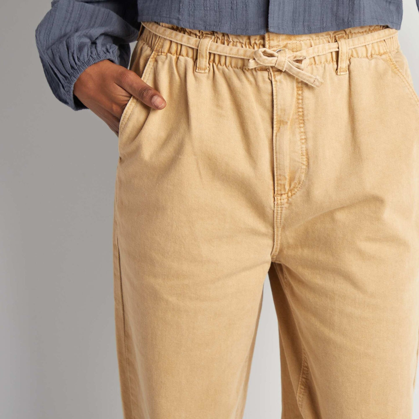 Pantalón de sarga con cinturón fino anudable BEIGE