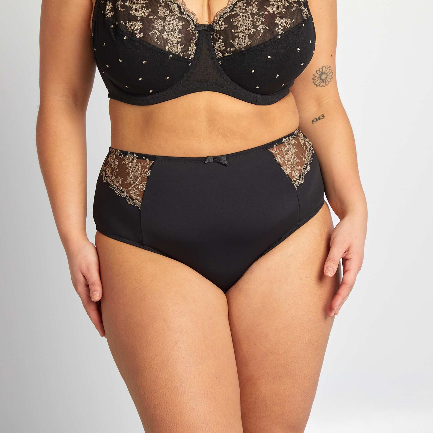 Braguita de microfibra con bordados NEGRO