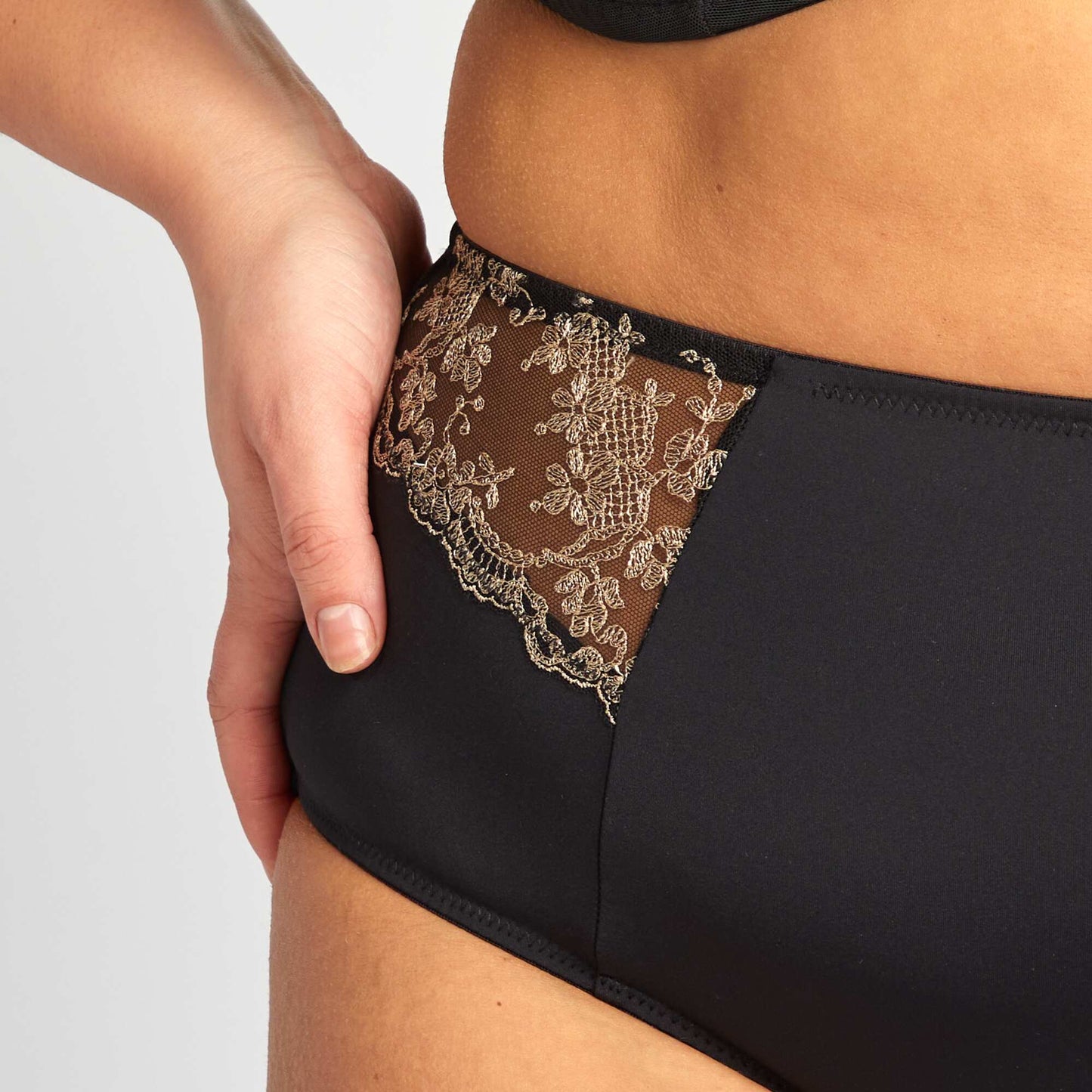 Braguita de microfibra con bordados NEGRO