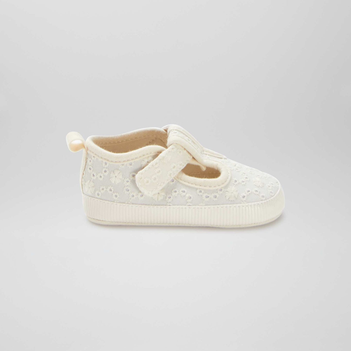Zapatos de bebé tipo deportivas con bordado inglés BEIGE