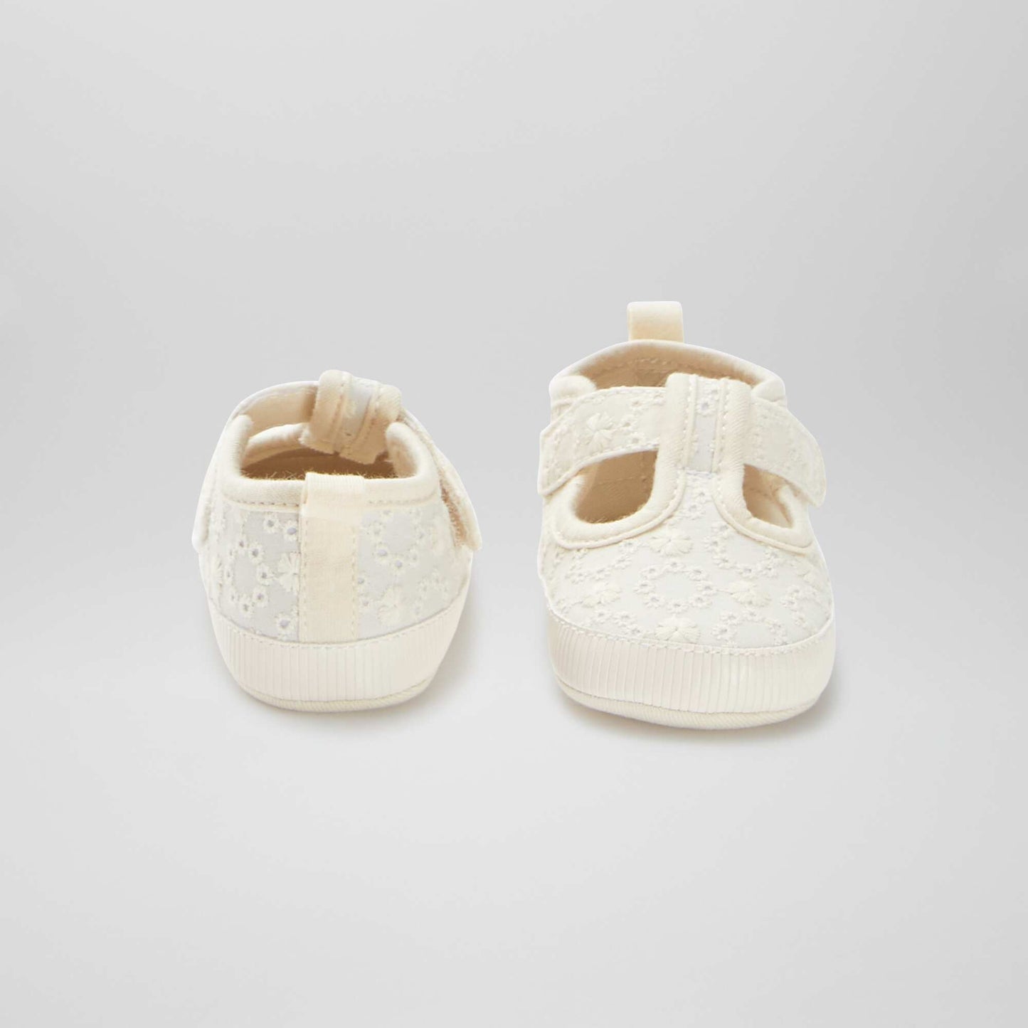 Zapatos de bebé tipo deportivas con bordado inglés BEIGE
