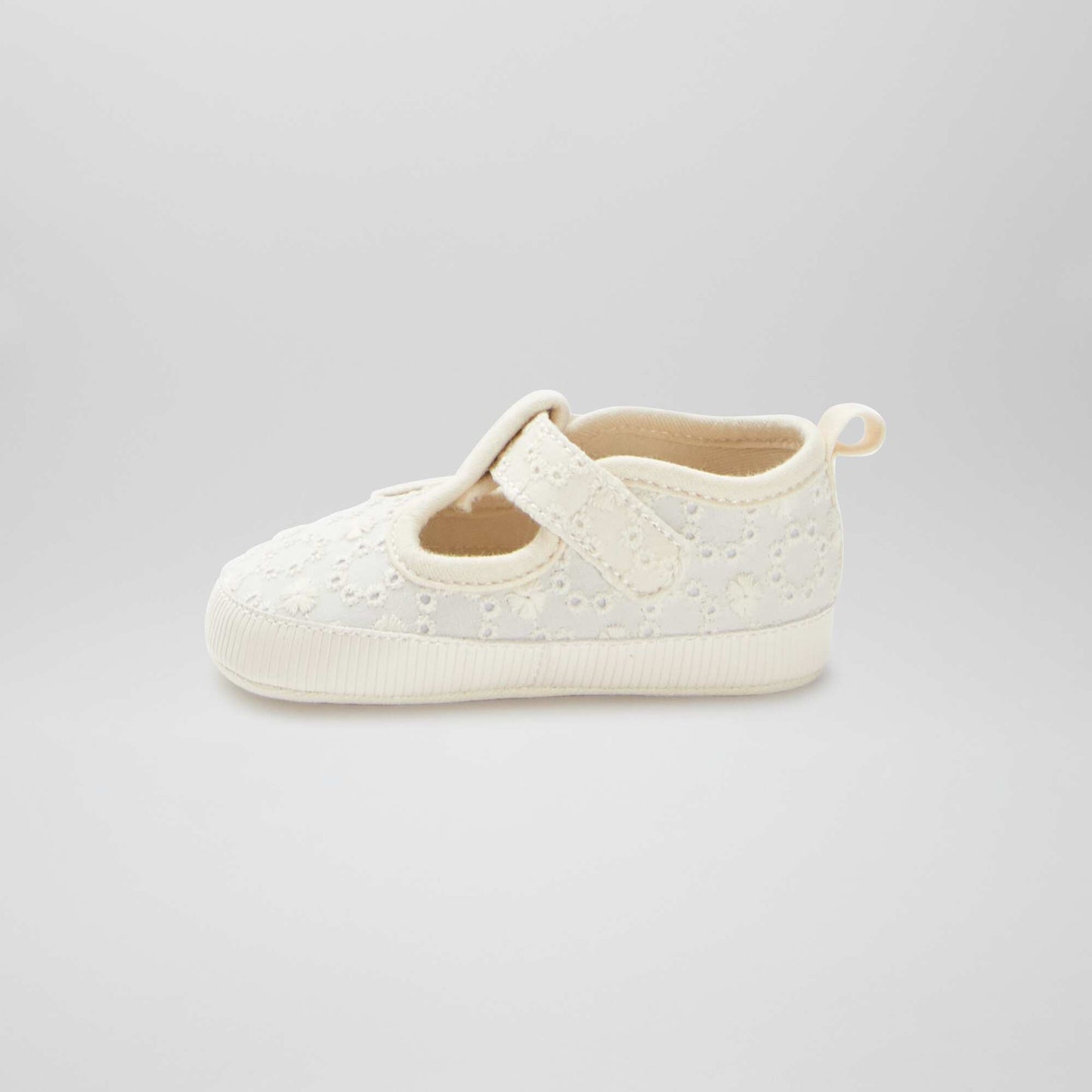 Zapatos de bebé tipo deportivas con bordado inglés BEIGE