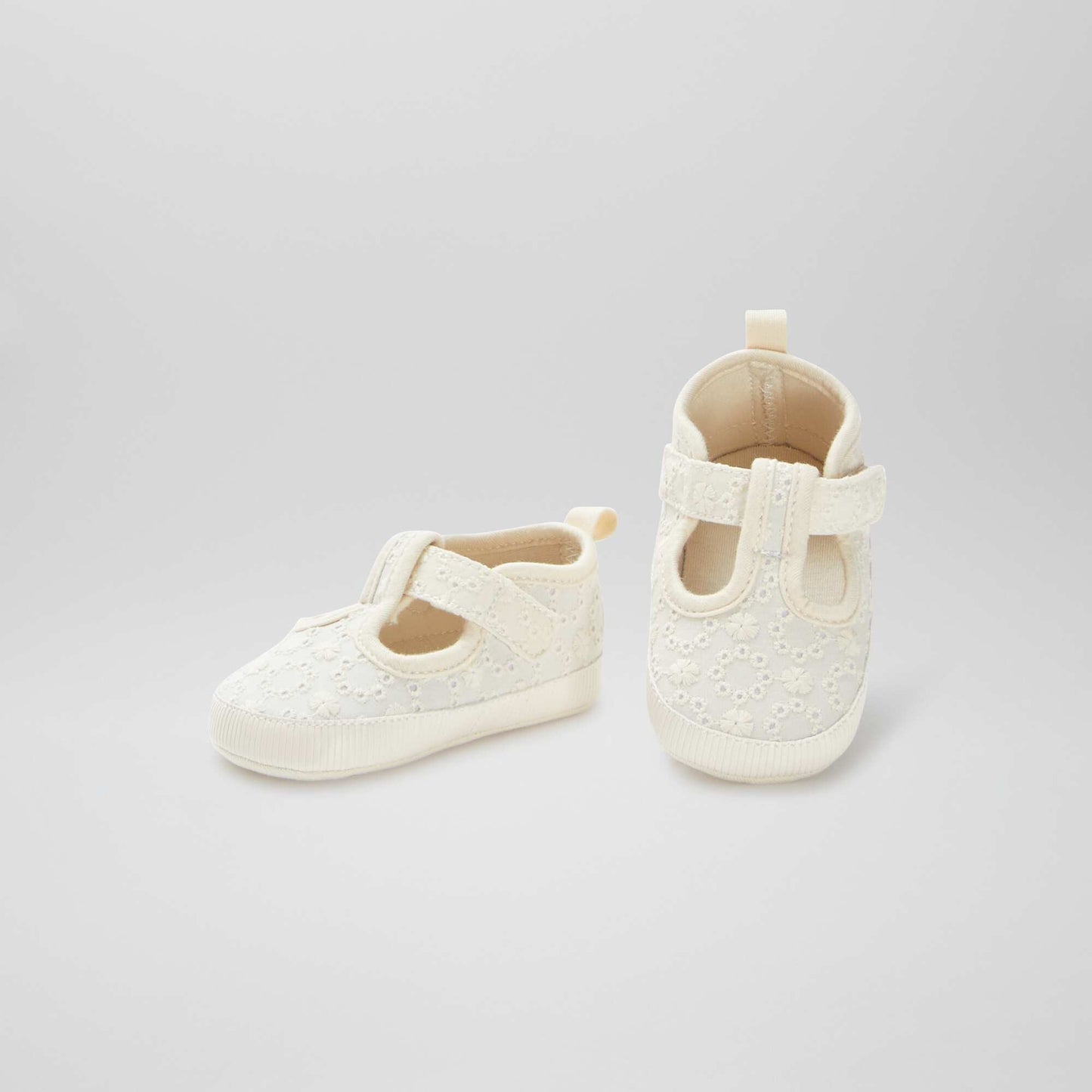 Zapatos de bebé tipo deportivas con bordado inglés BEIGE