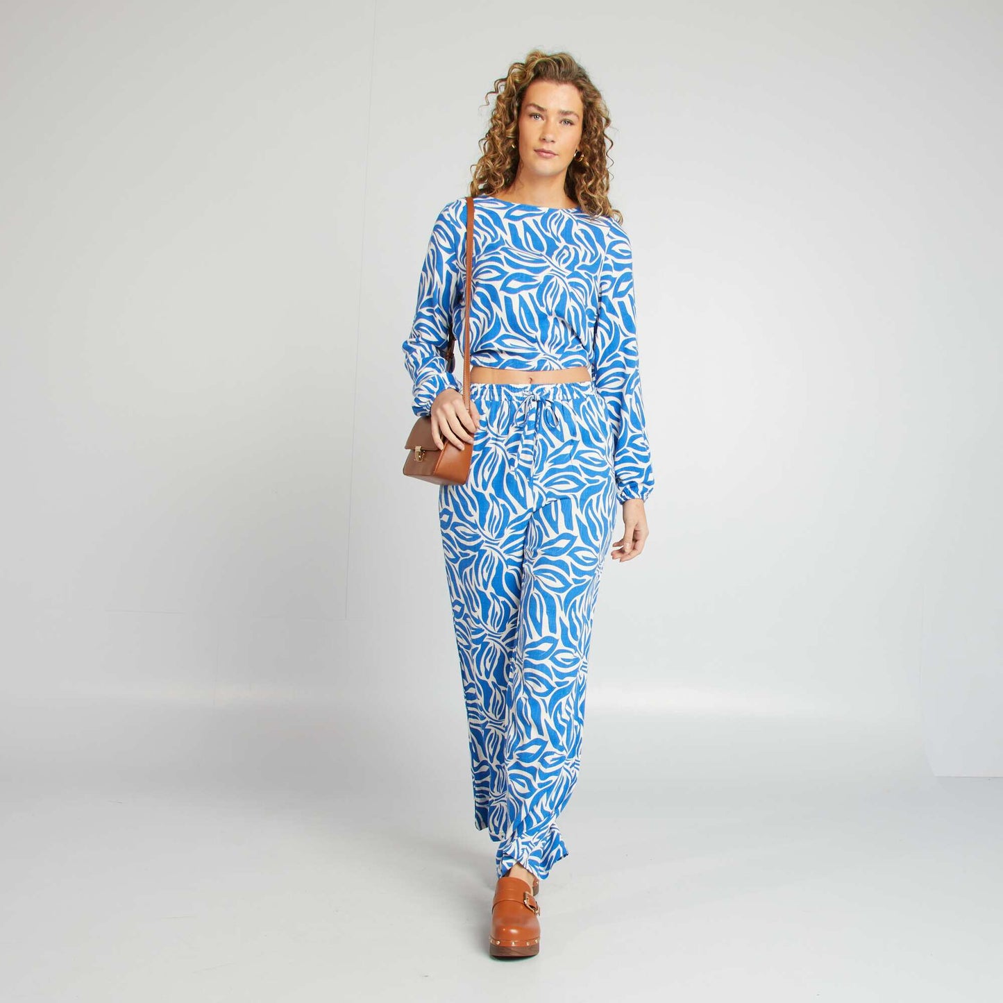 Pantalón ancho con estampado BEIGE