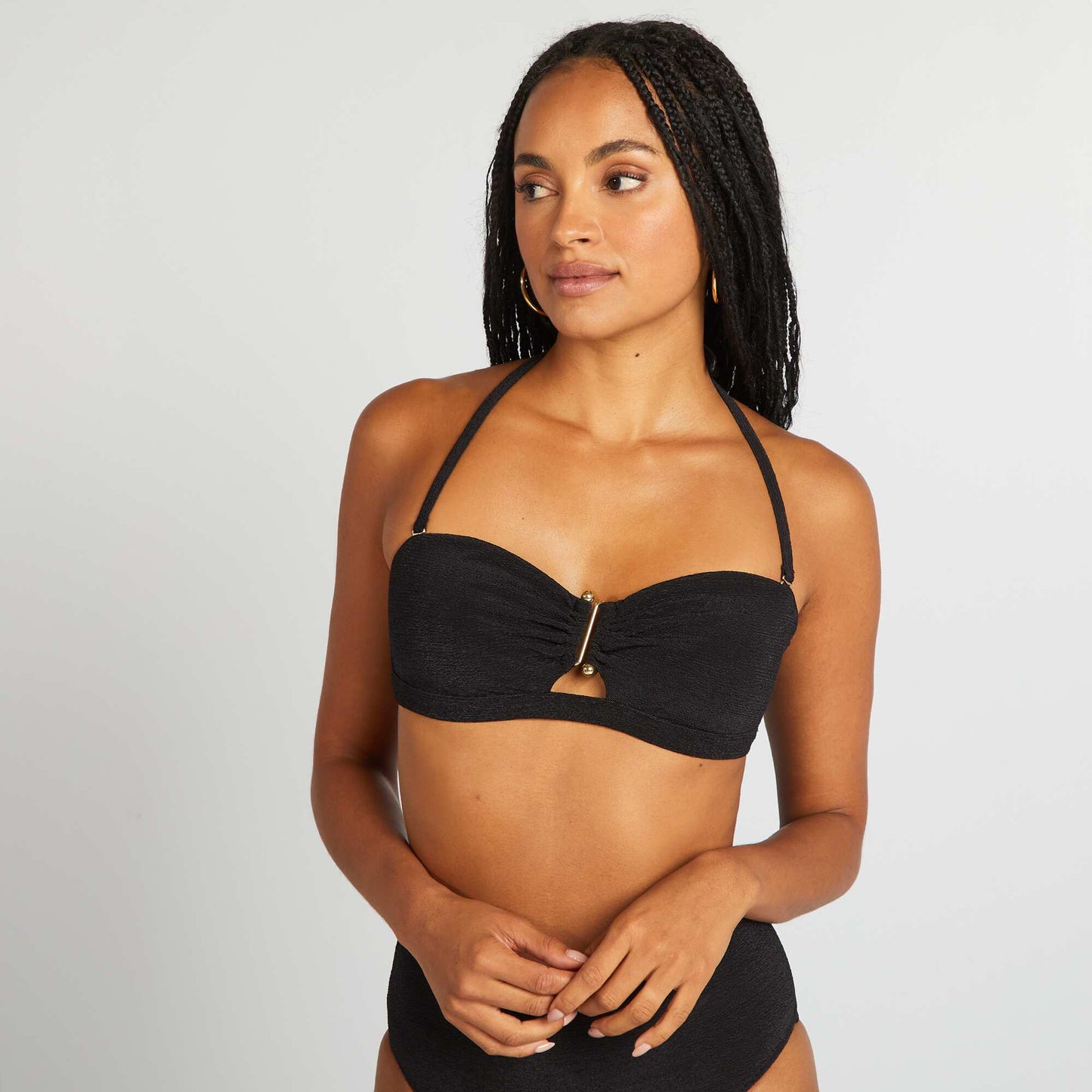 Bandeau de bikini con pedrería entre las copas NEGRO