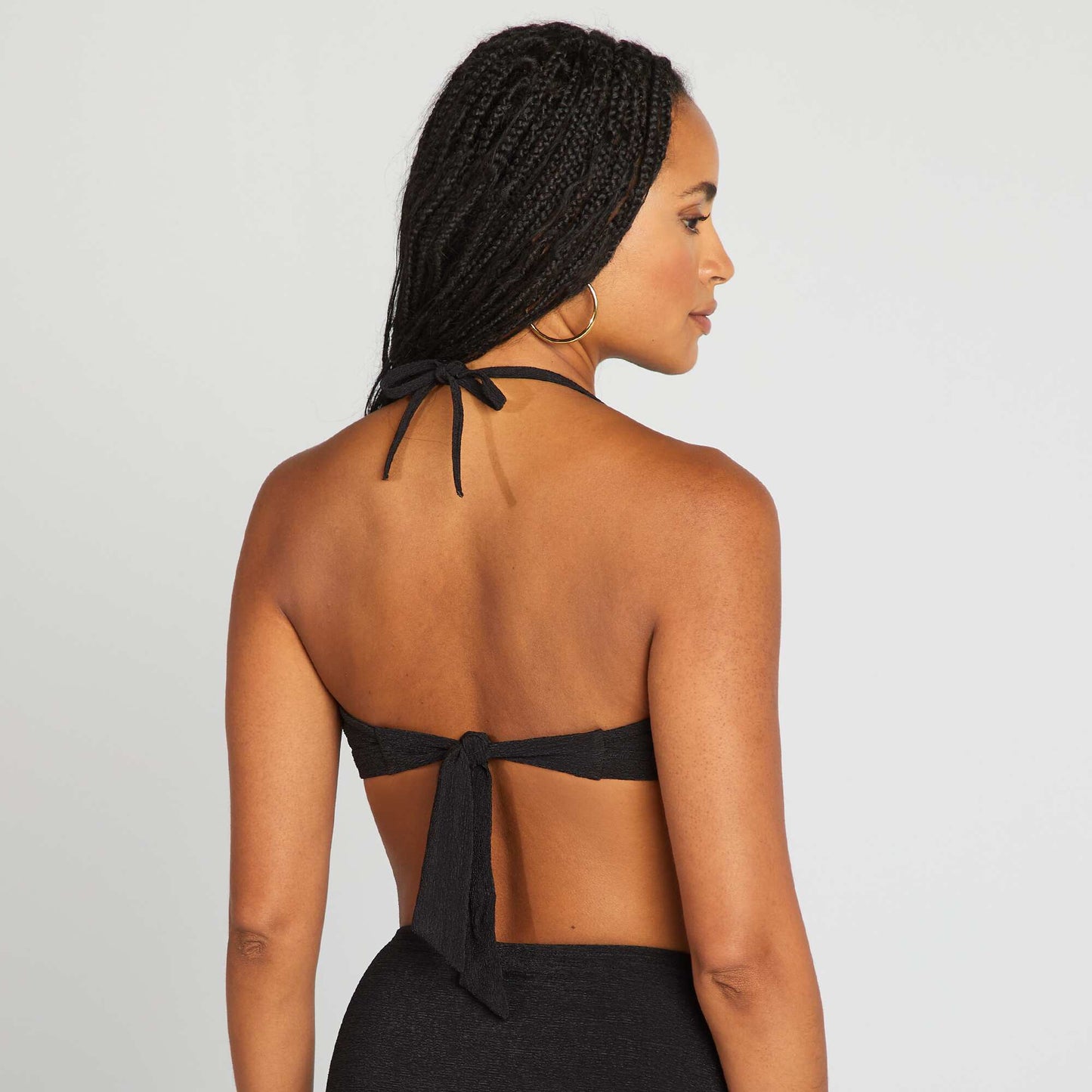 Bandeau de bikini con pedrería entre las copas NEGRO
