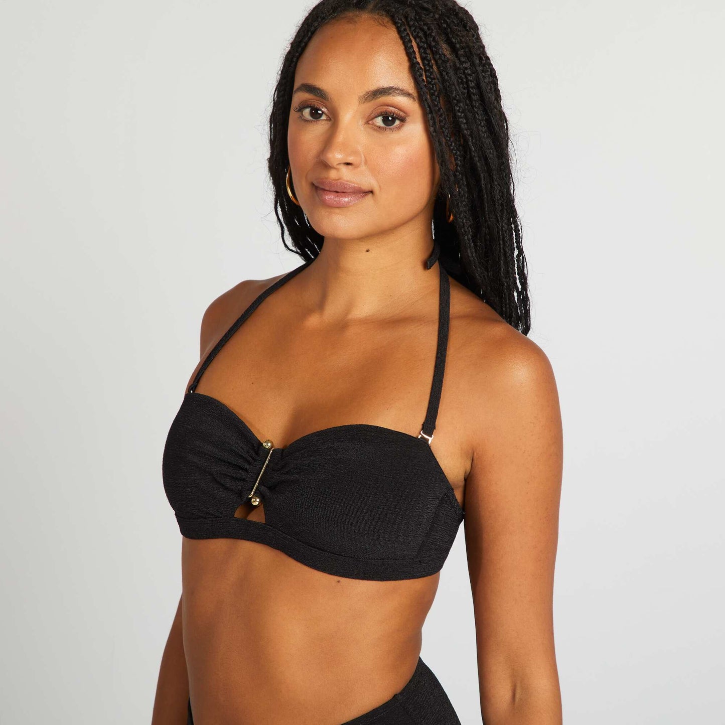 Bandeau de bikini con pedrería entre las copas NEGRO