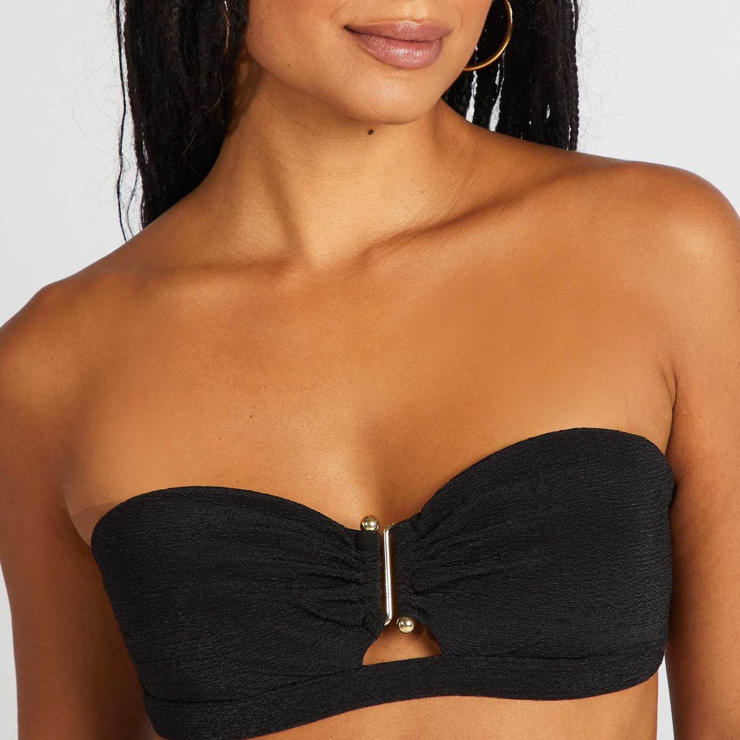 Bandeau de bikini con pedrería entre las copas NEGRO
