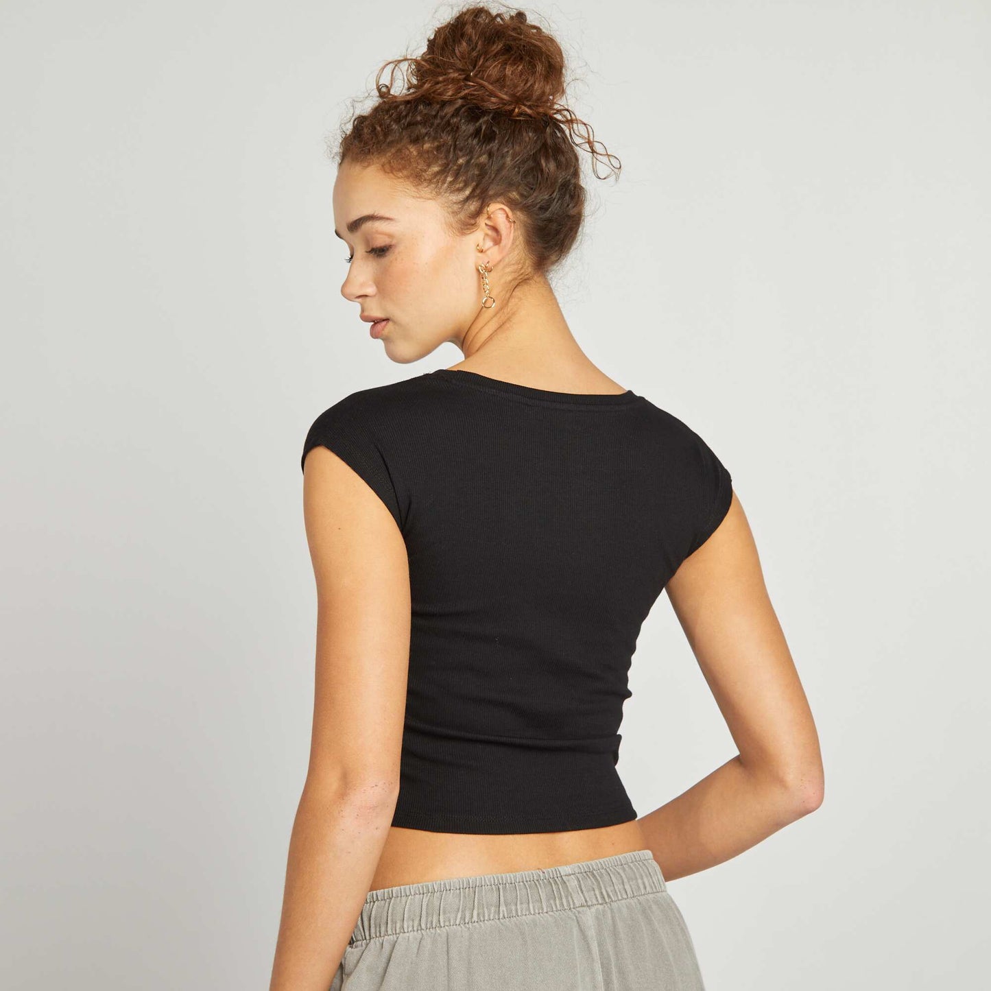 Camiseta crop top de manga corta NEGRO
