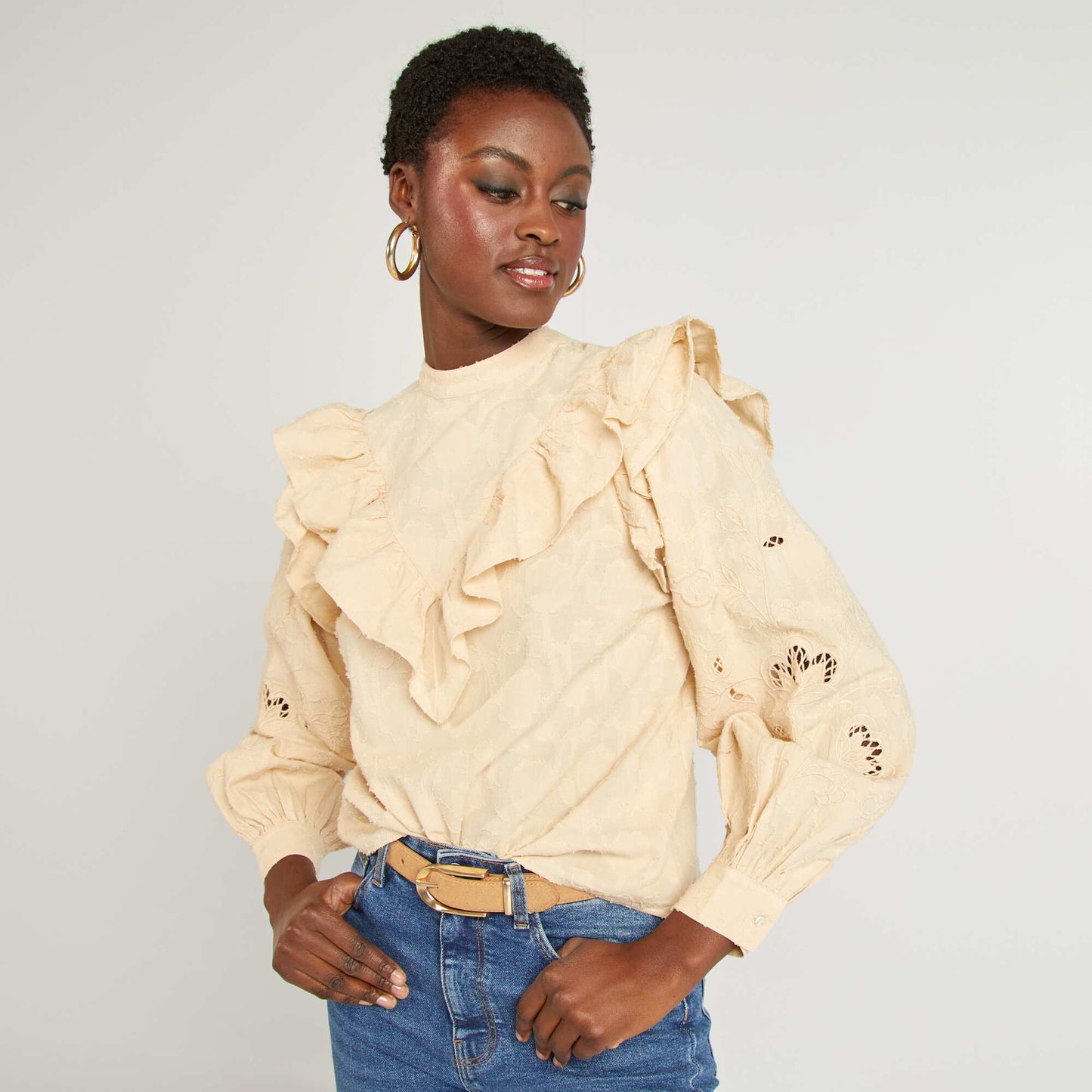 Blusa bordada con volantes BEIGE
