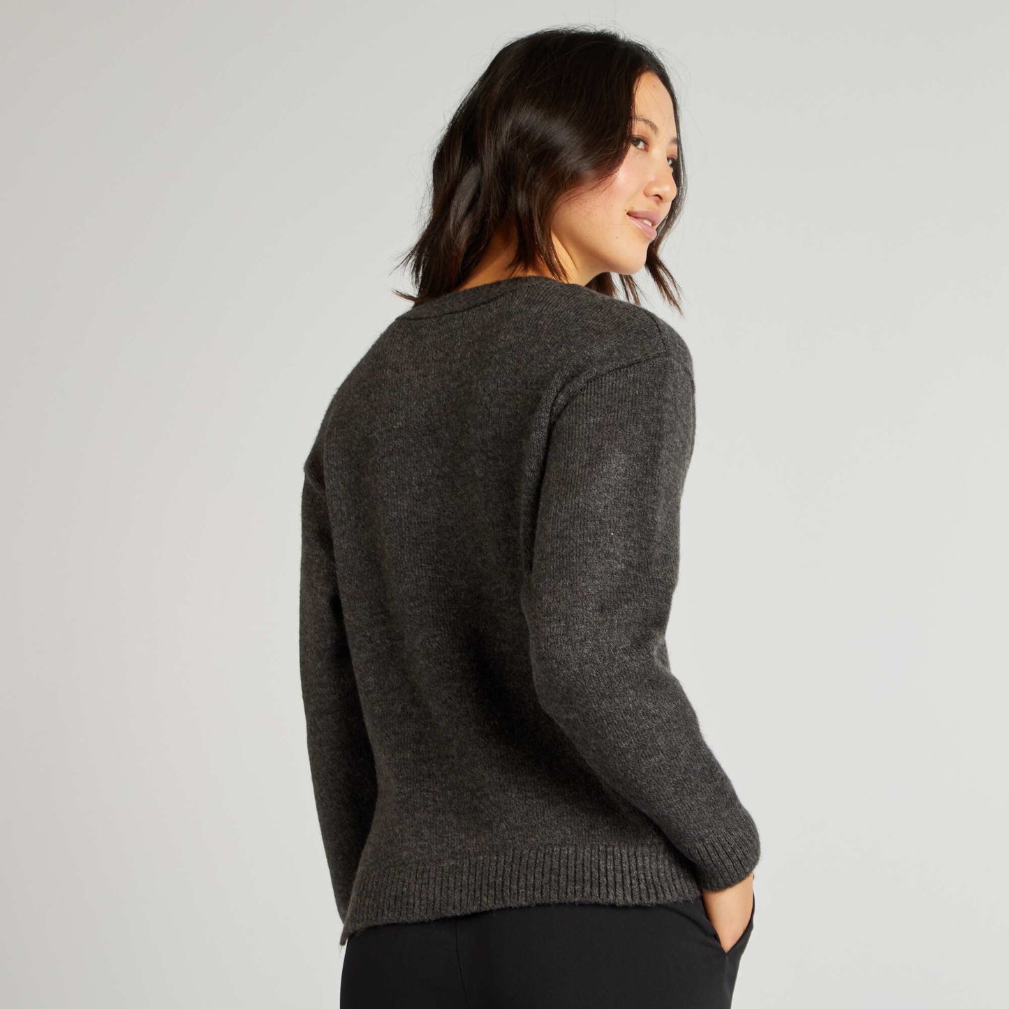 Sweater de punto tricotado con cadena dorada GRIS