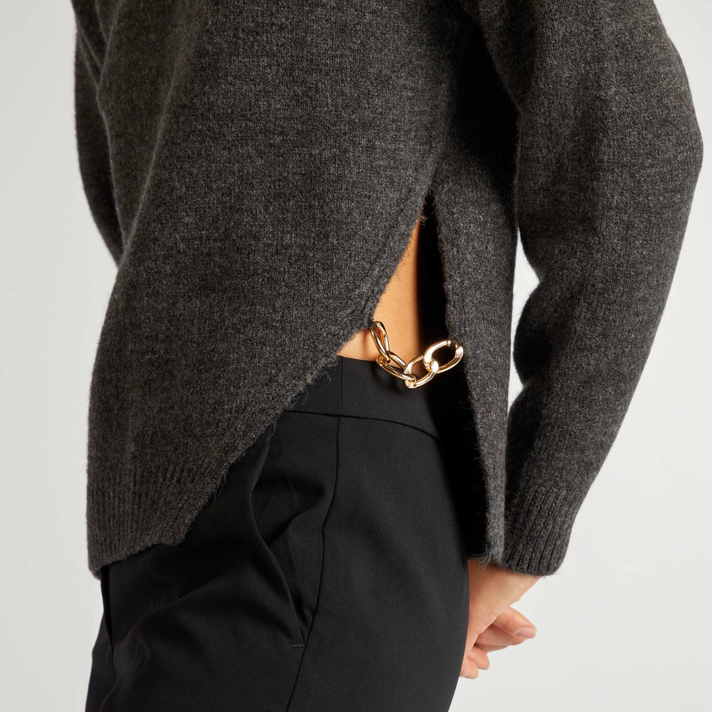 Sweater de punto tricotado con cadena dorada GRIS