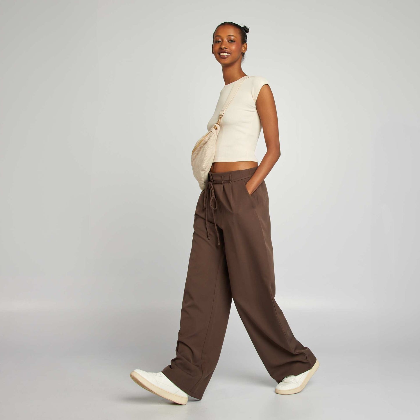 Pantalón ancho liso con cinturón MARRON