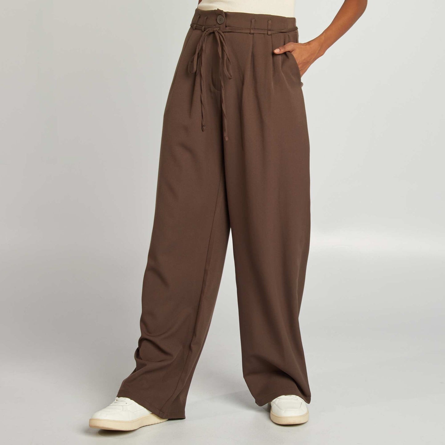 Pantalón ancho liso con cinturón MARRON