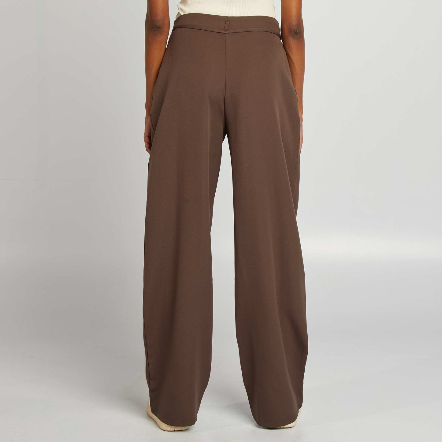 Pantalón ancho liso con cinturón MARRON