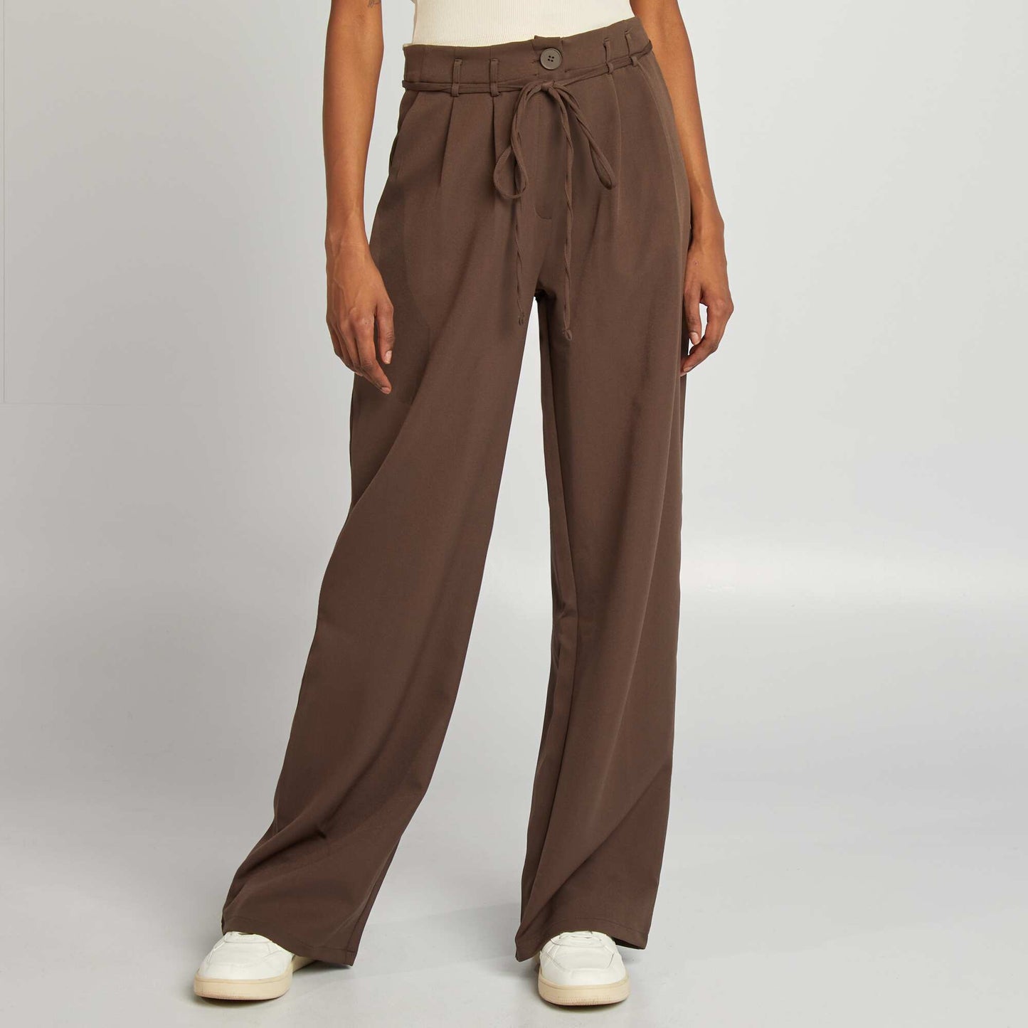 Pantalón ancho liso con cinturón MARRON