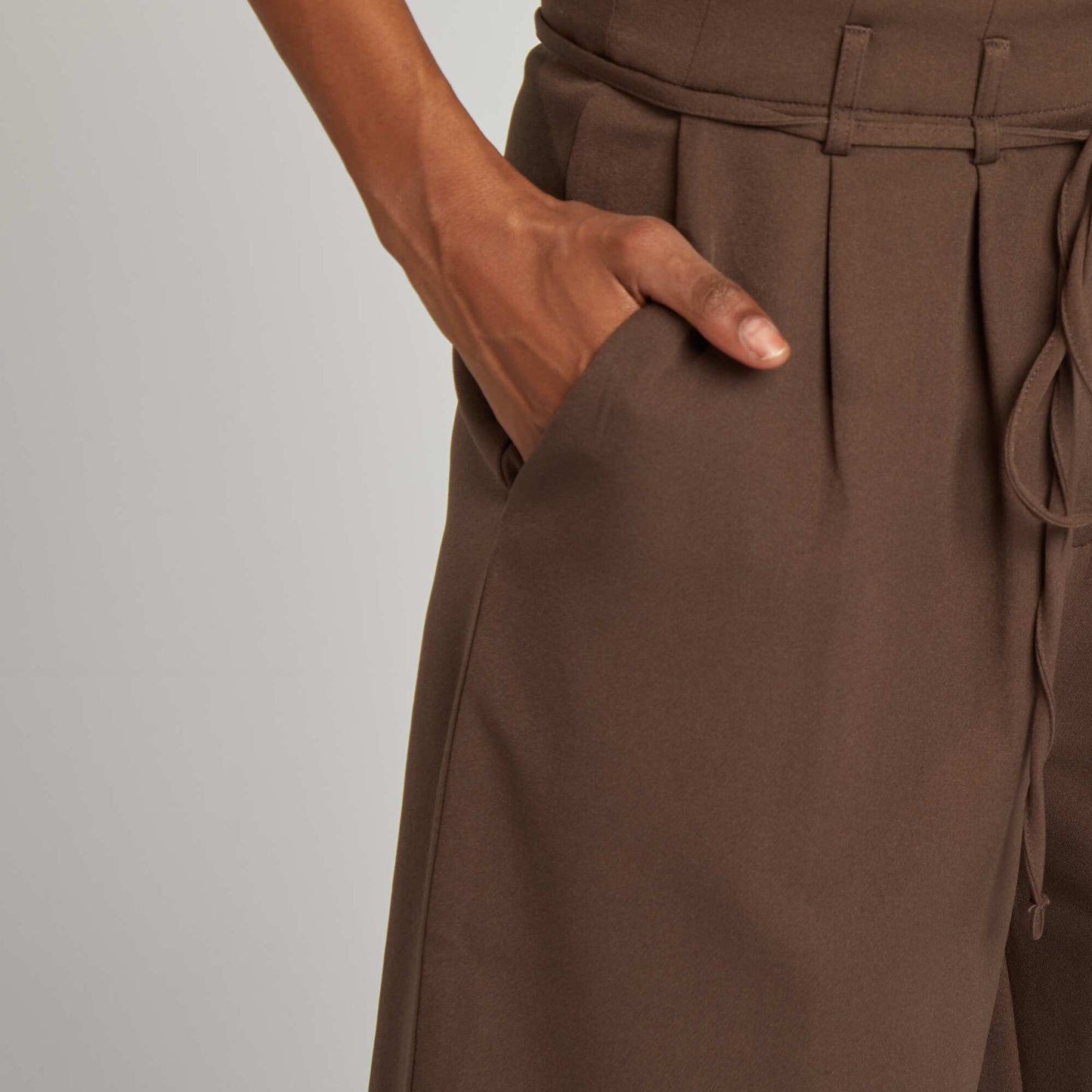 Pantalón ancho liso con cinturón MARRON
