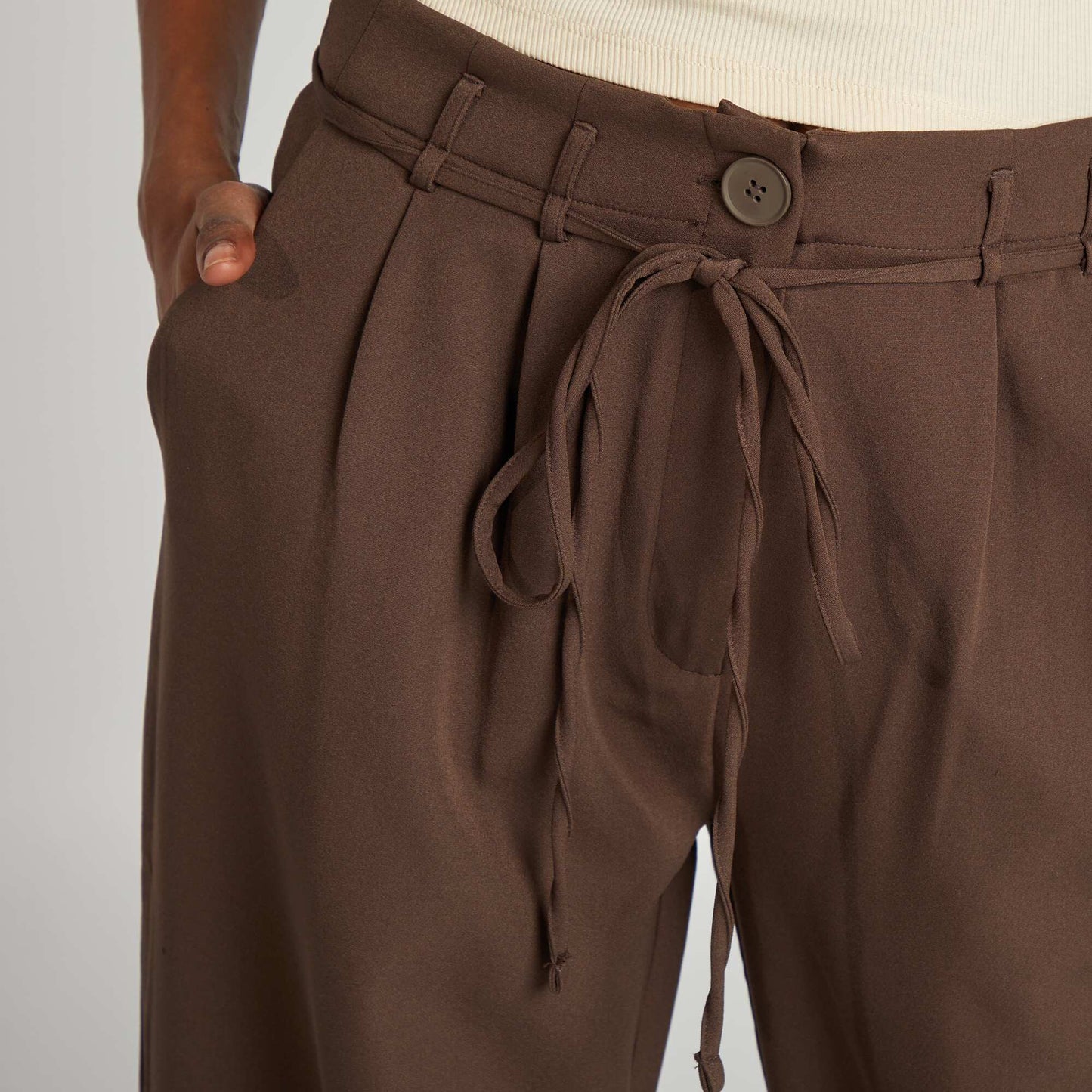 Pantalón ancho liso con cinturón MARRON