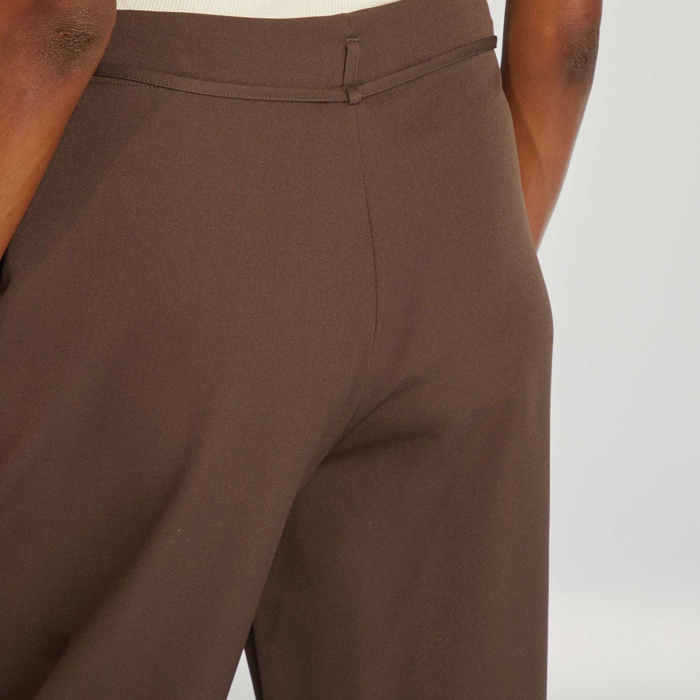 Pantalón ancho liso con cinturón MARRON