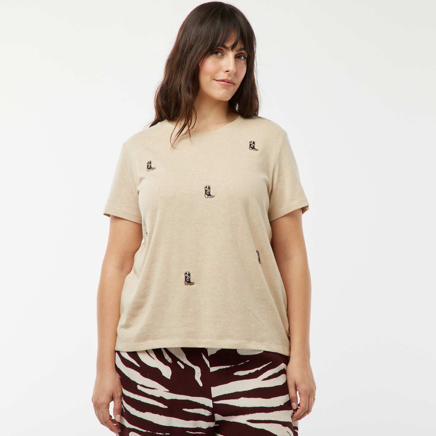 Camiseta de manga corta con bordados 'botas western' BEIGE
