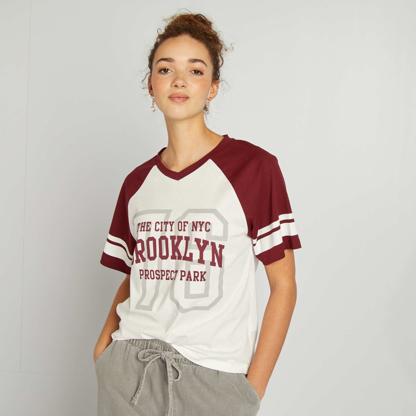 Camiseta campus con cuello de pico ROJO