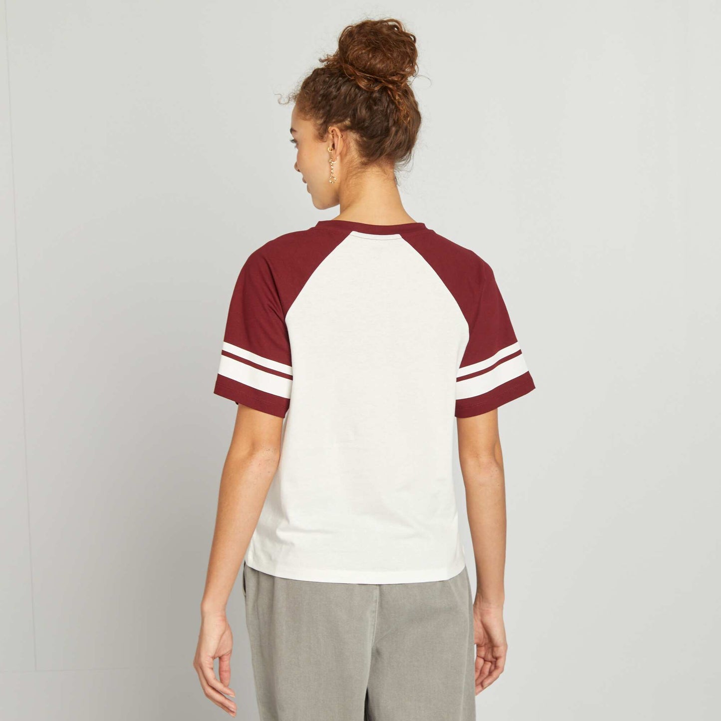 Camiseta campus con cuello de pico ROJO