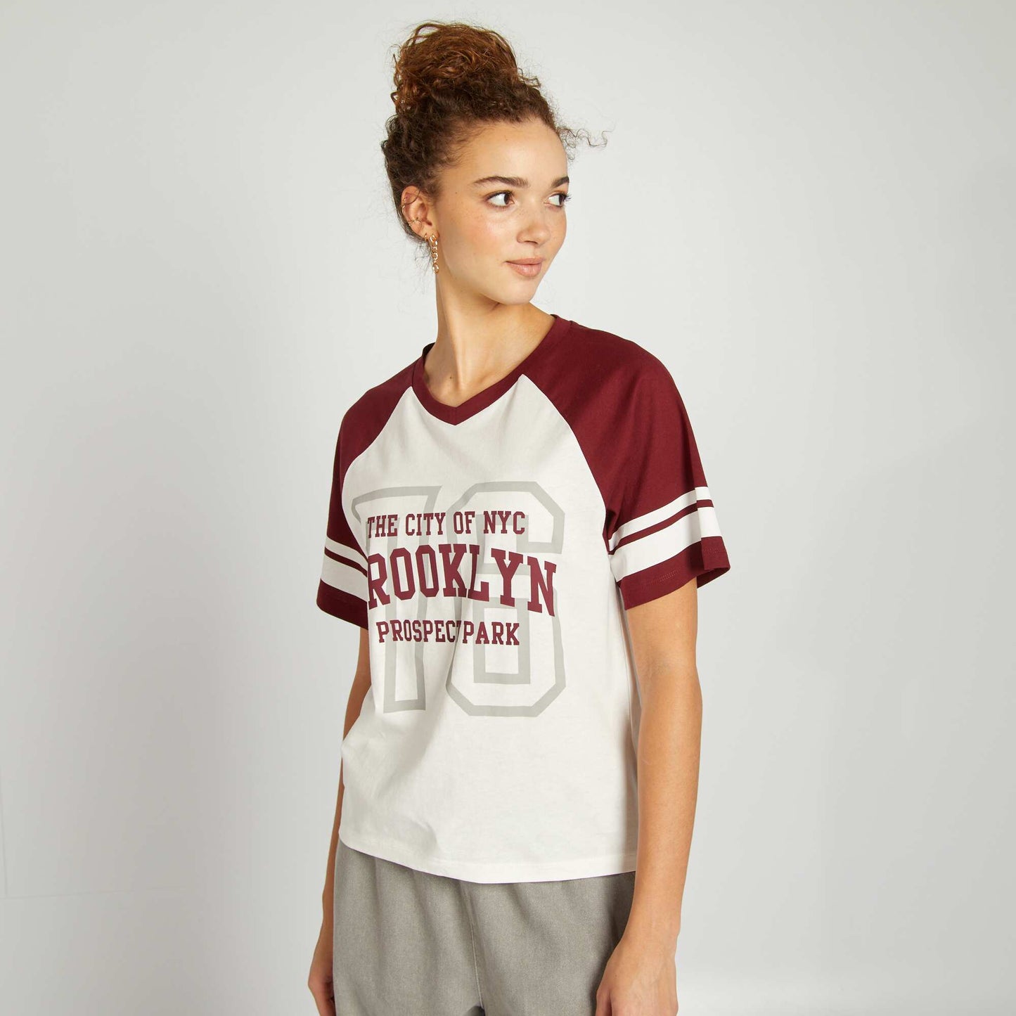 Camiseta campus con cuello de pico ROJO